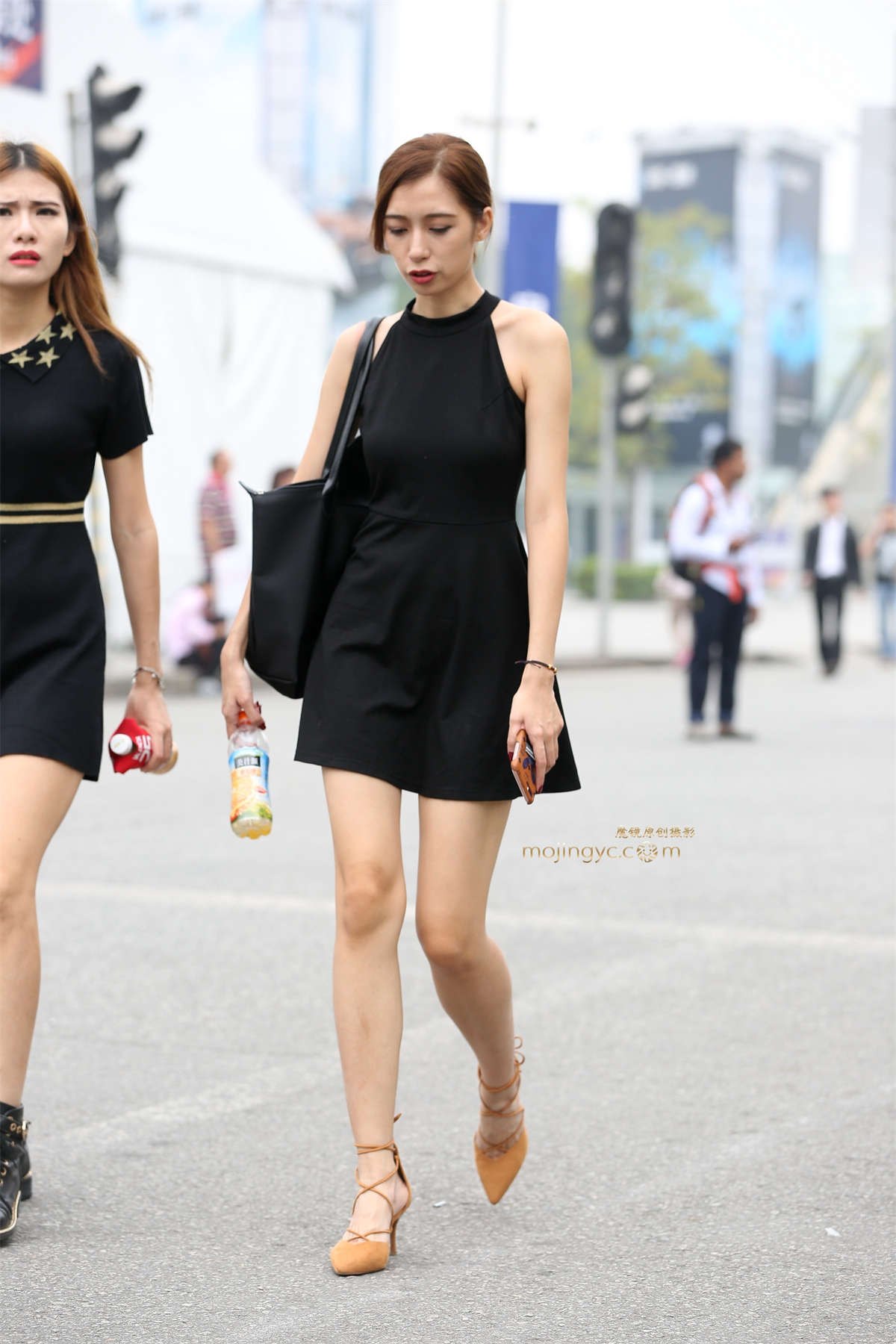 交叉高跟鞋少妇-日更街拍