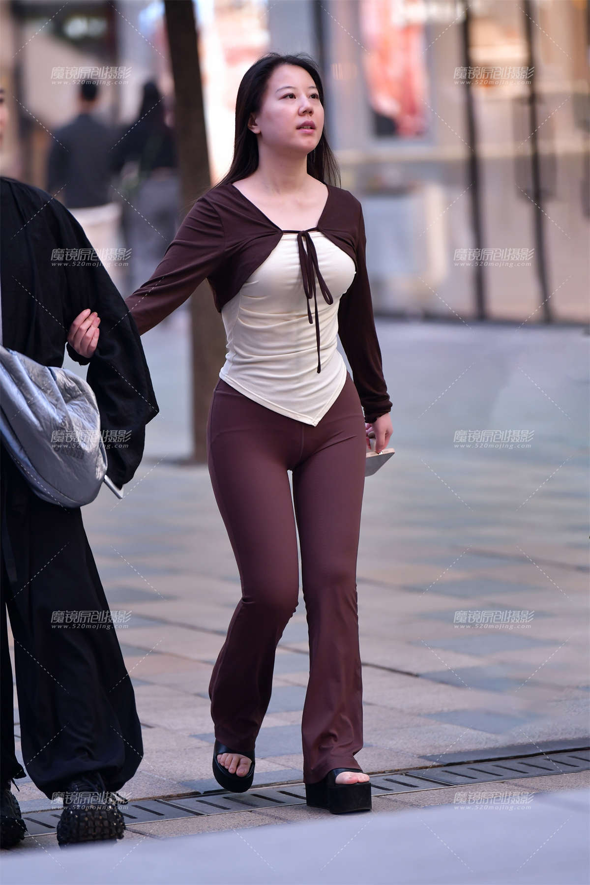 ★咖色紧身裤美女-日更街拍