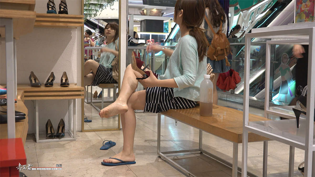 图片[2]-人字拖MM试高跟鞋-日更街拍