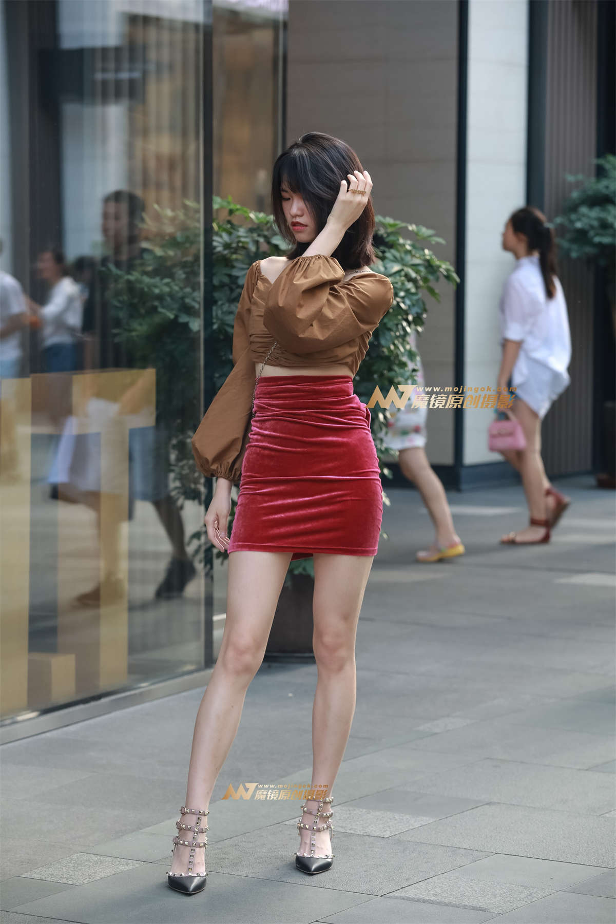 【凯恩赛帖】长腿性感红裙 勾勒迷人身材!-日更街拍