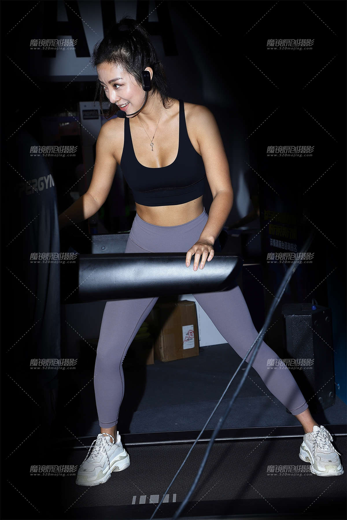 图片[2]-黑色运动抹胸美女教练-日更街拍