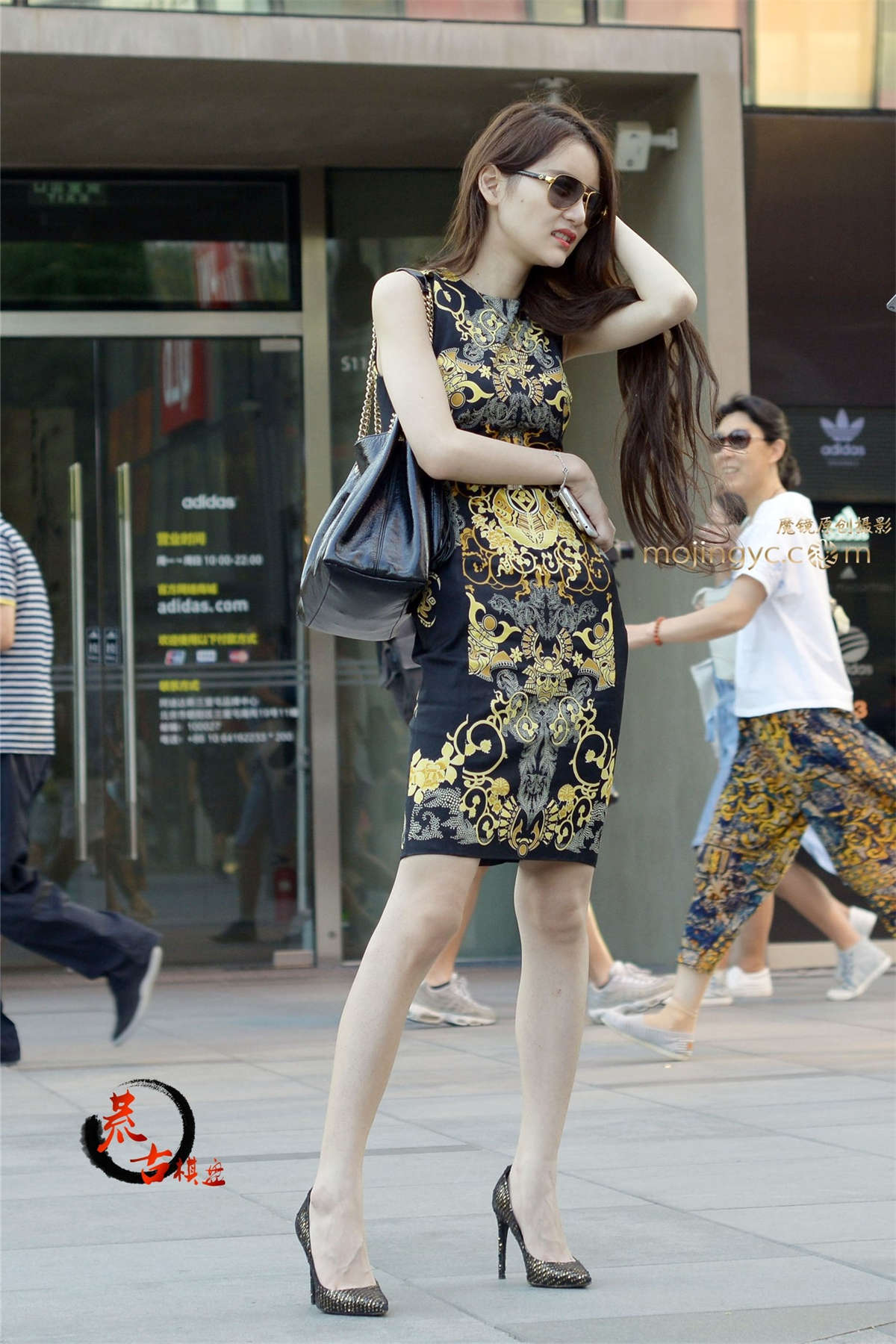 图片[2]-8-6 真丝配高跟，黑金相协调-日更街拍