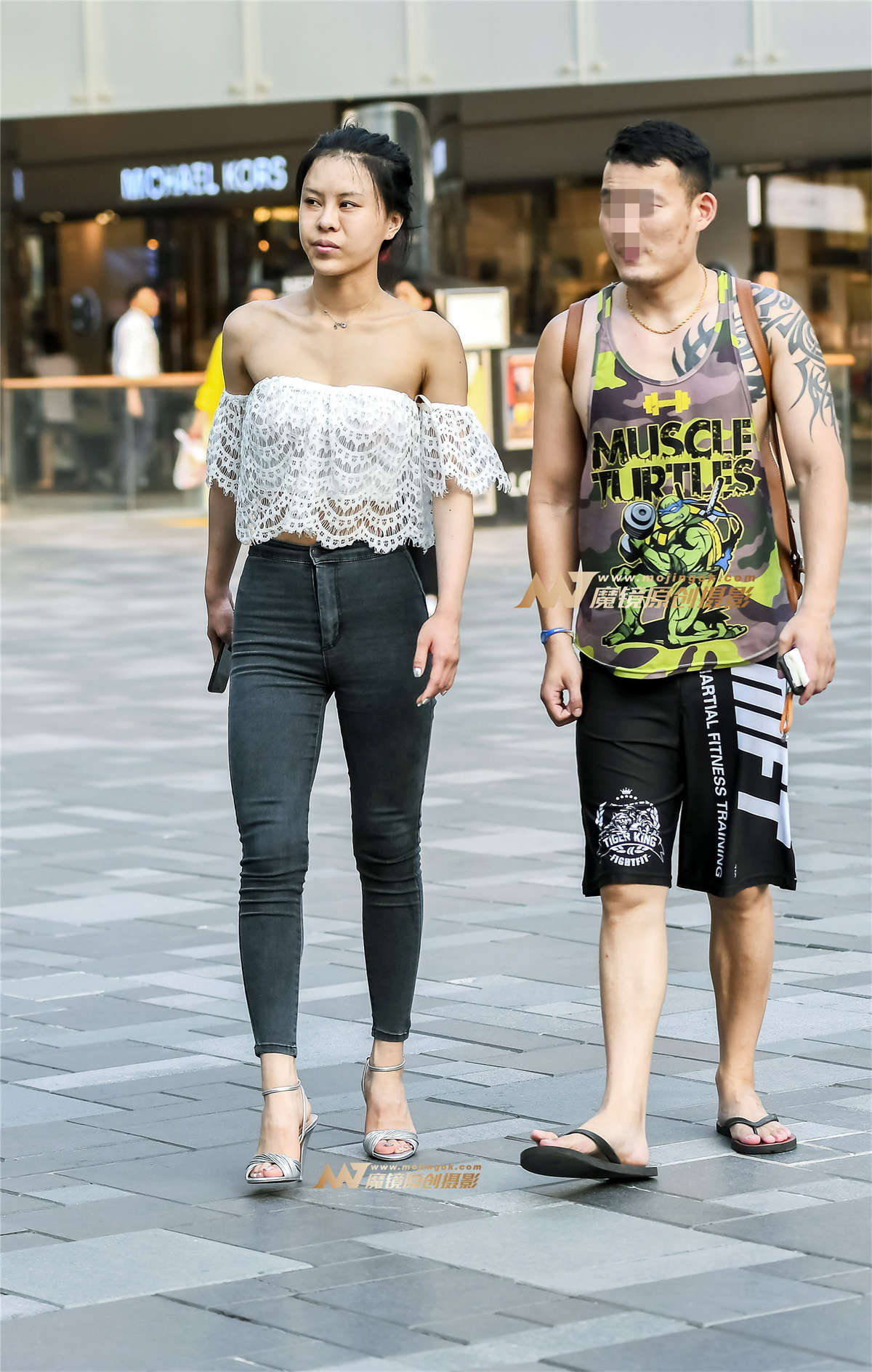 裸肩背紧牛仔美女示爱多情-日更街拍