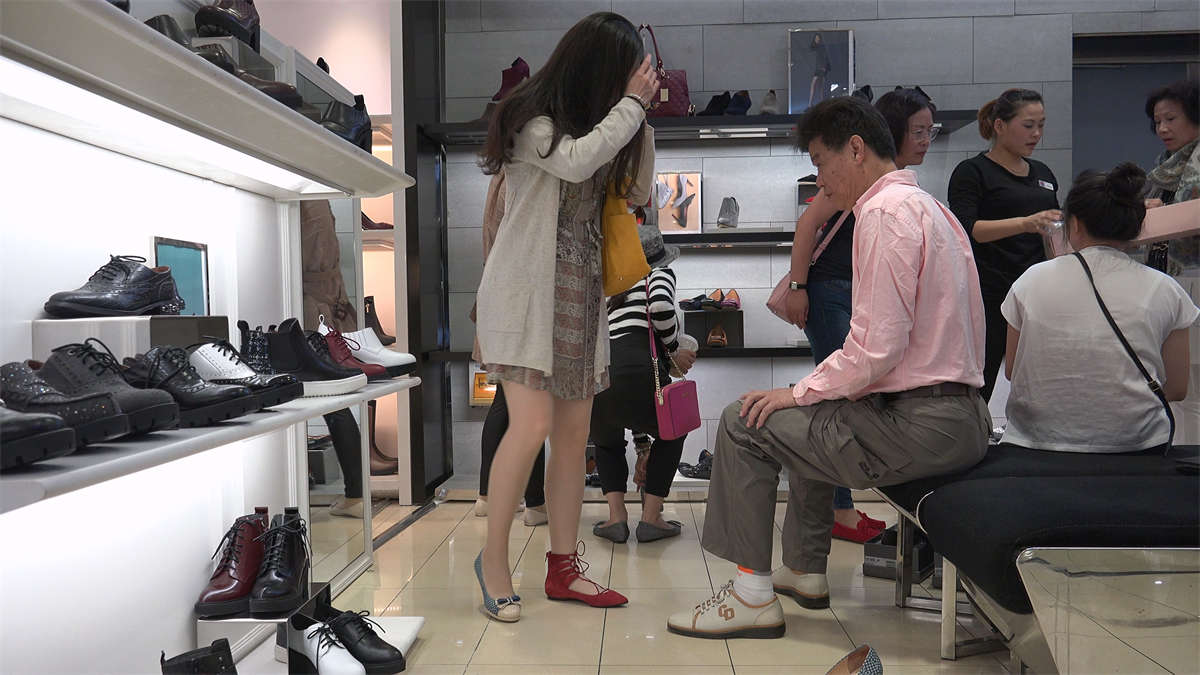 鞋店拍摄试鞋的薄透丝袜少妇-日更街拍