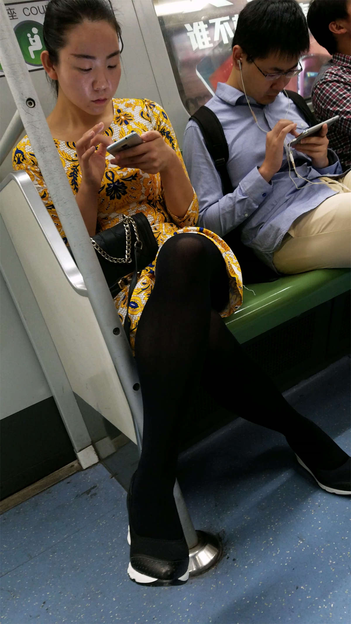 图片[2]-地铁上拍摄的漂亮小姐姐-日更街拍