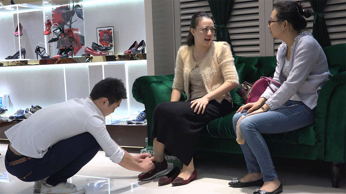 图片[2]-韵味熟妇买鞋试了又试-日更街拍