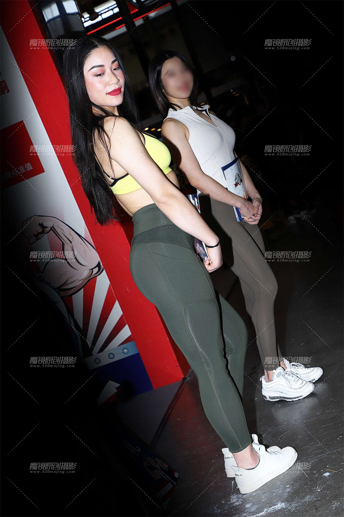 黄色抹胸墨绿色紧身裤-日更街拍