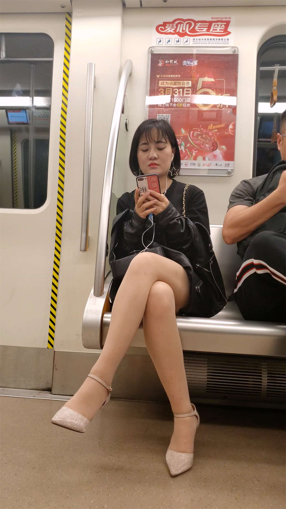 图片[2]-地铁上的美腿丝袜高跟妹子-日更街拍