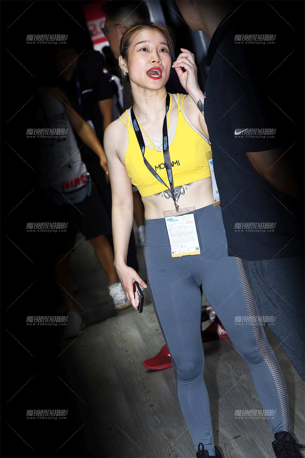 黄色运动小背心灰色紧身运动裤-日更街拍