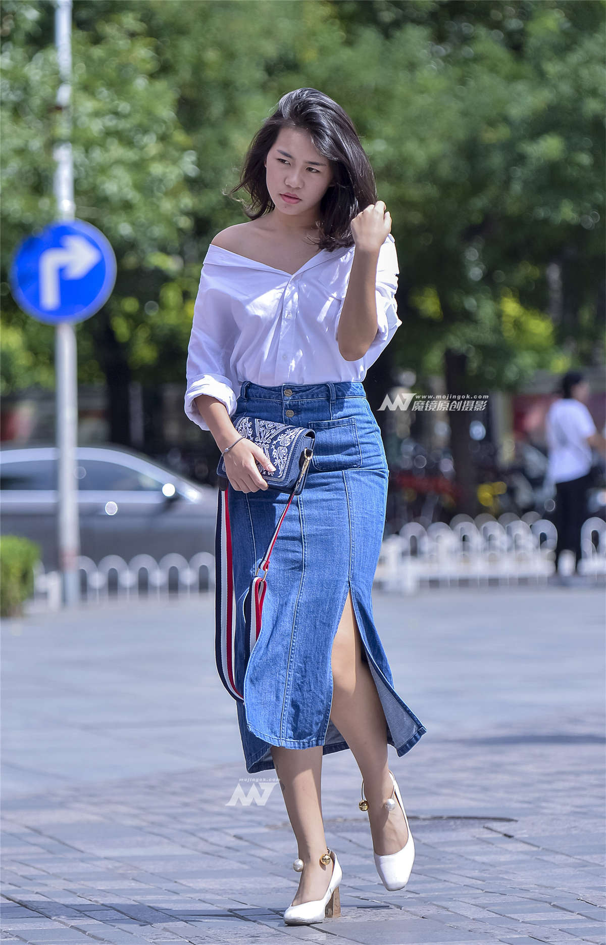 美女凹凸有致性感吸晴-日更街拍