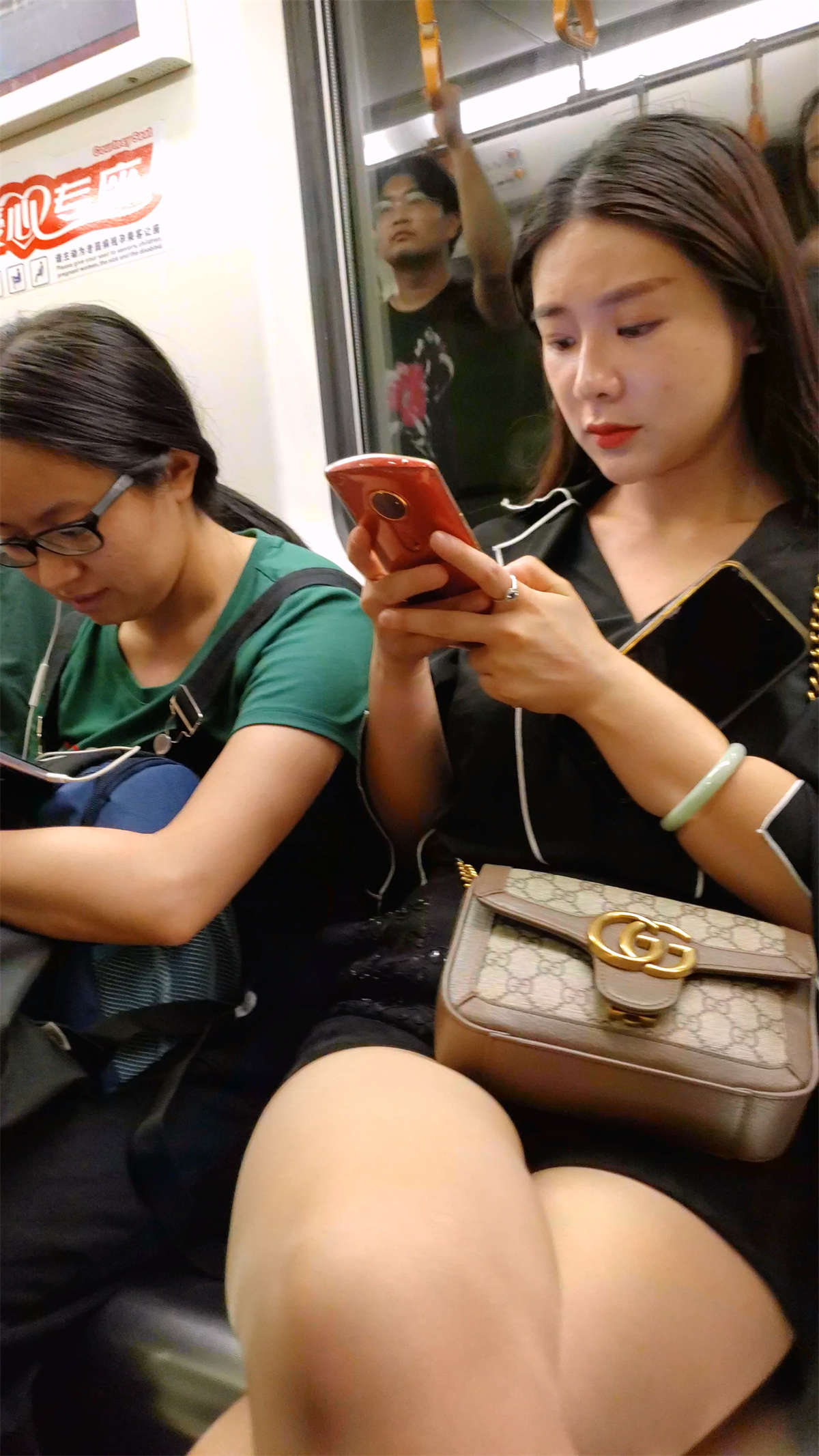 图片[2]-地铁上的丝袜美腿-日更街拍