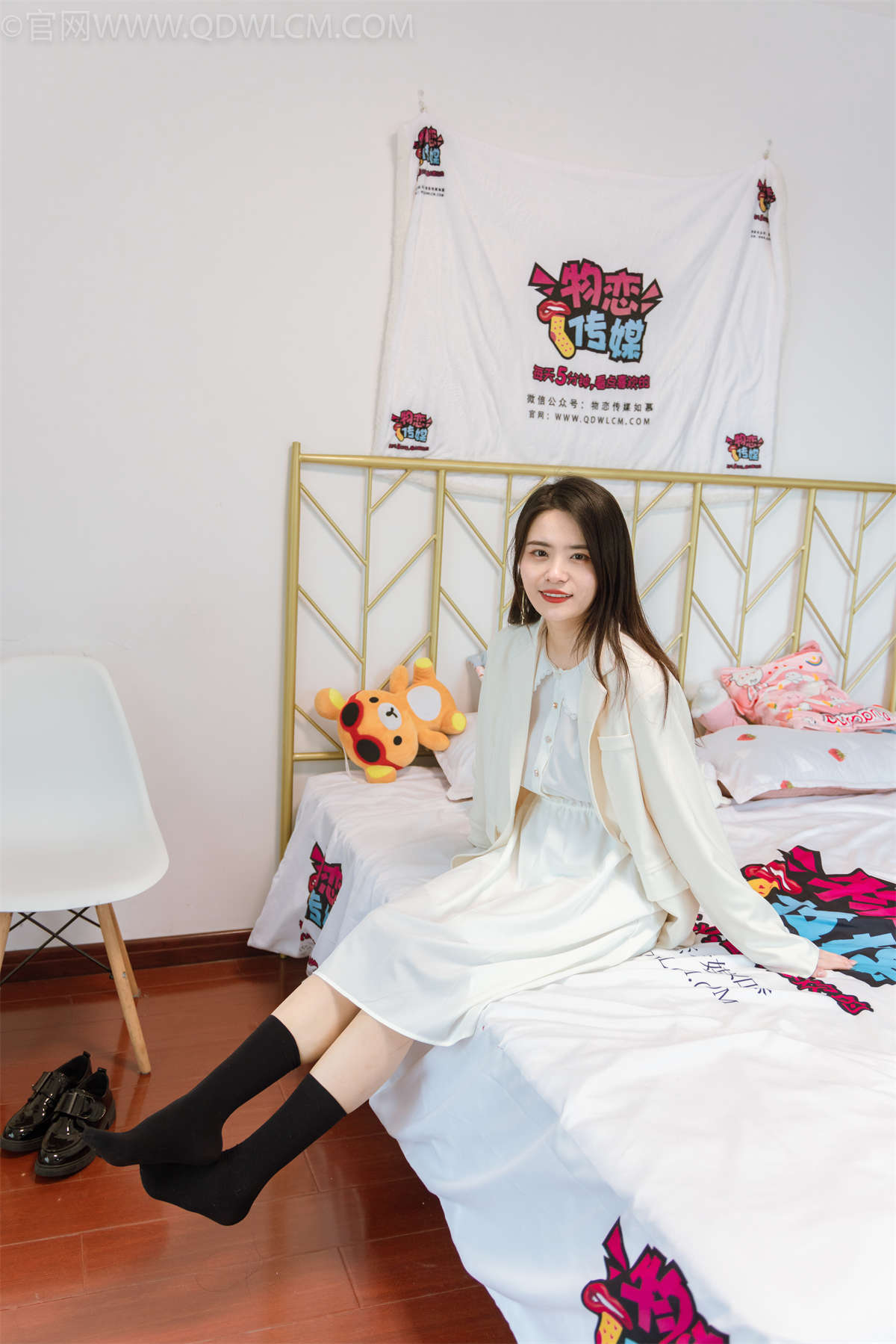 物恋传媒 NO.1012 然然-且听风吟-日更街拍