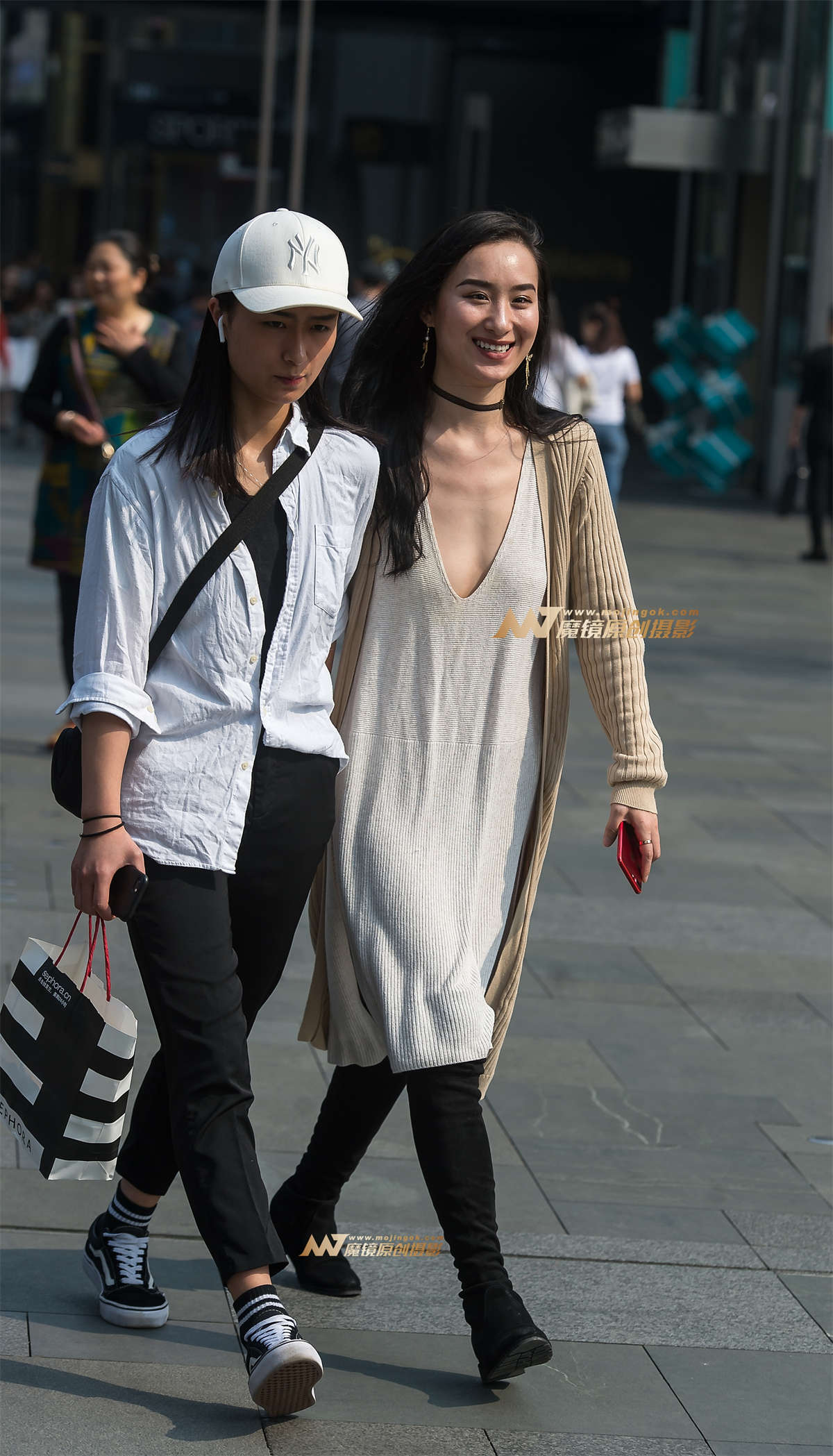 拉着手逛街的真空低胸美女-日更街拍