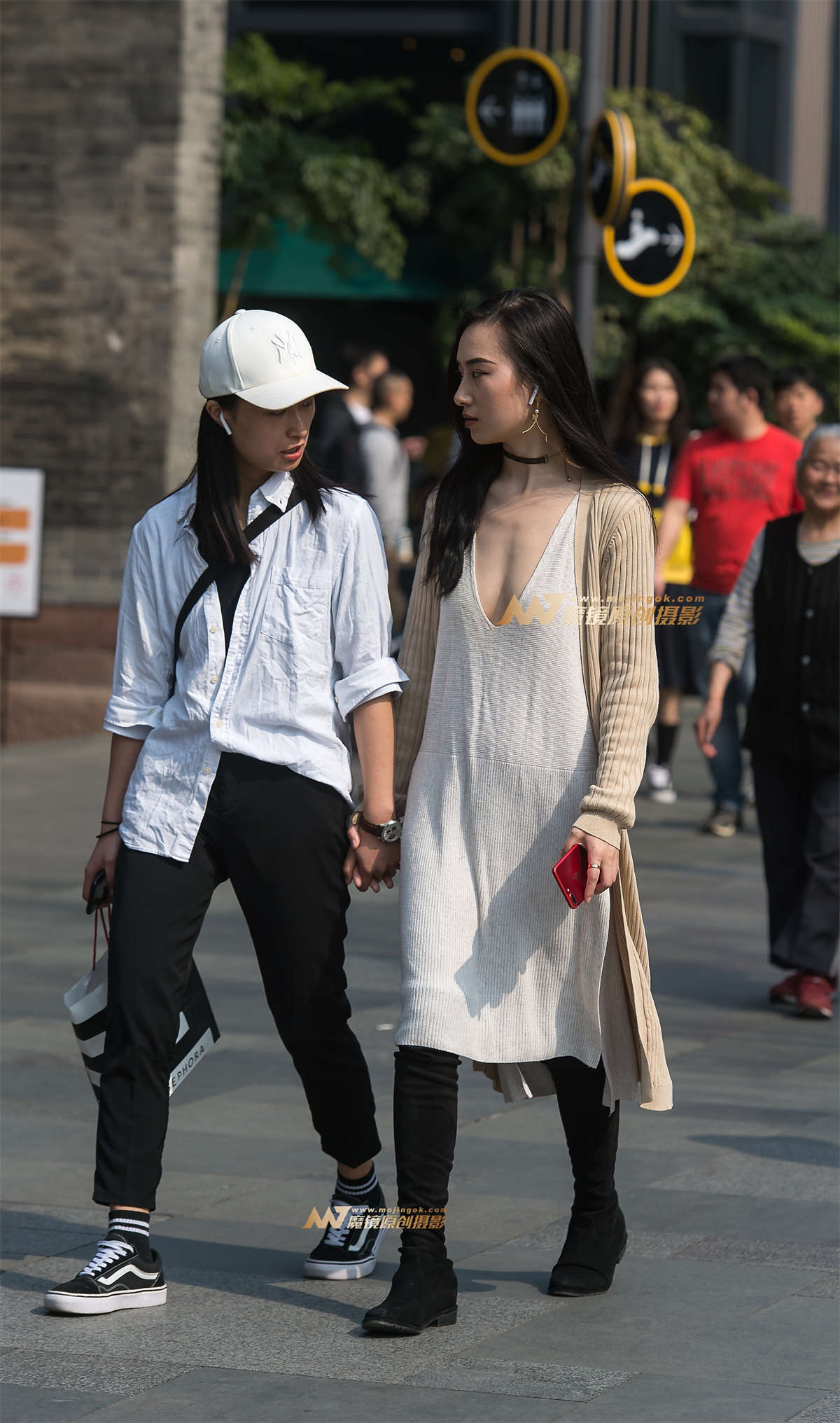 图片[2]-拉着手逛街的真空低胸美女-日更街拍