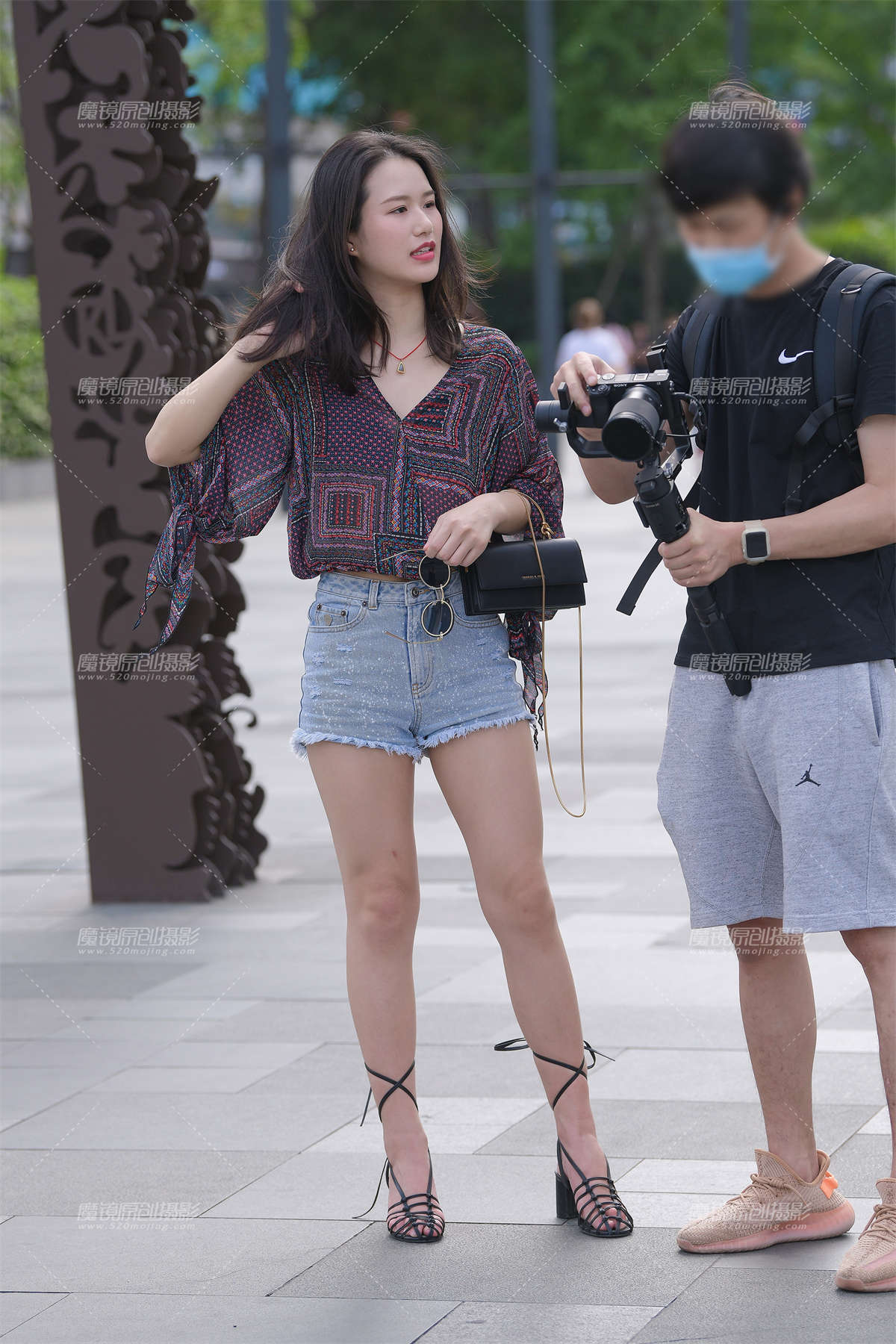 热裤甜美小姐姐-日更街拍