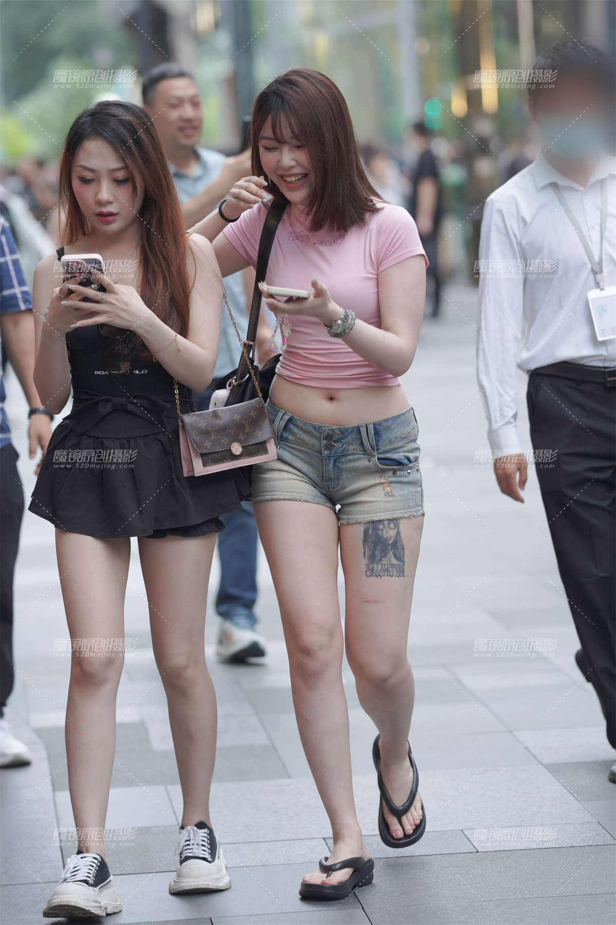 热裤小妹-日更街拍