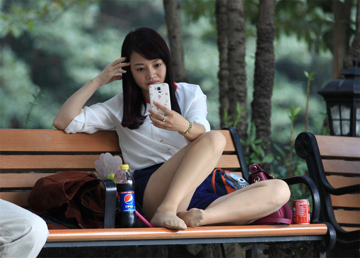 图片[2]-踏青公园街拍系列No.202 漂亮的MM在长椅上脱了鞋自拍-日更街拍