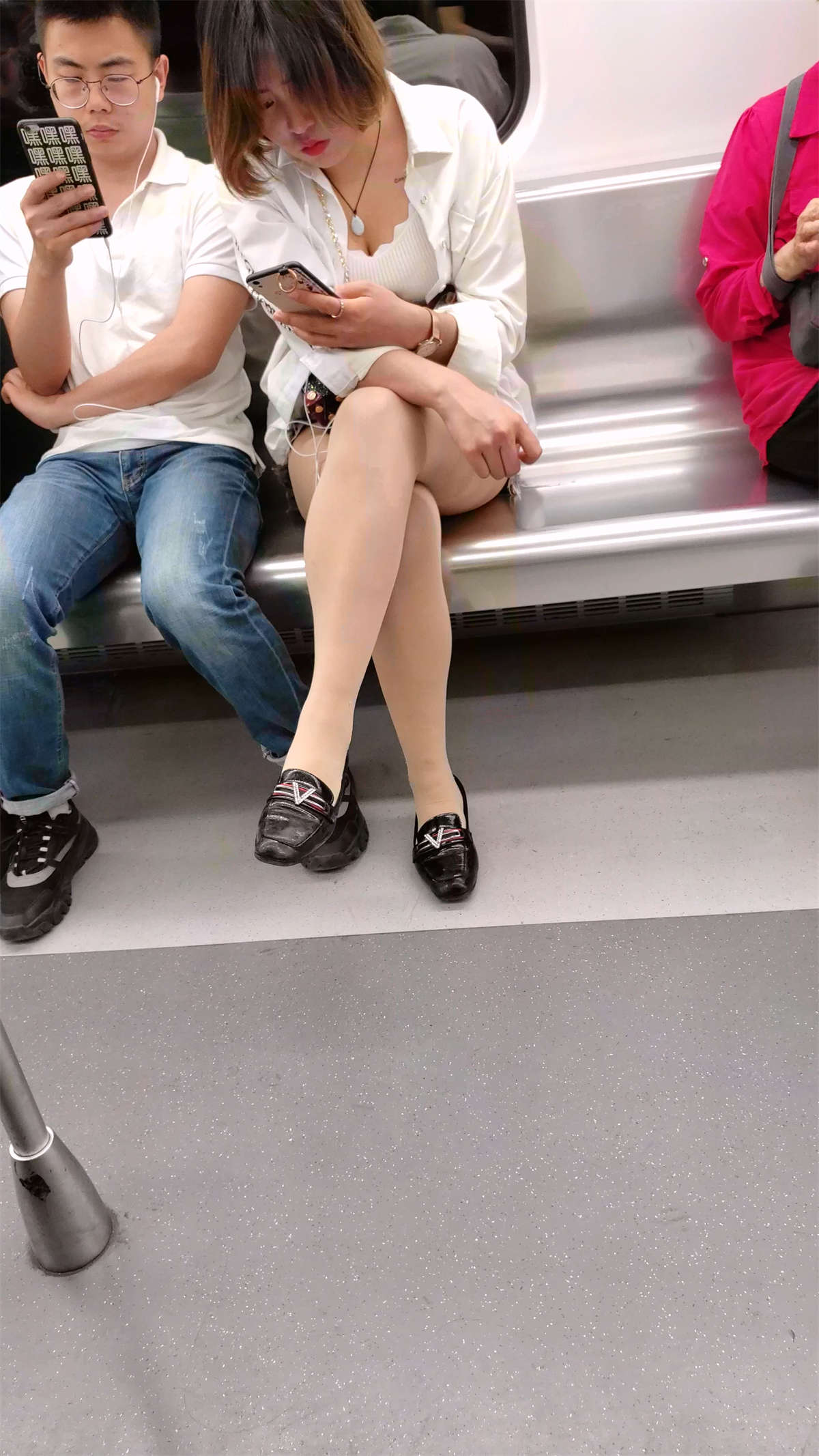 图片[2]-地铁上的丝袜美腿姑娘-日更街拍