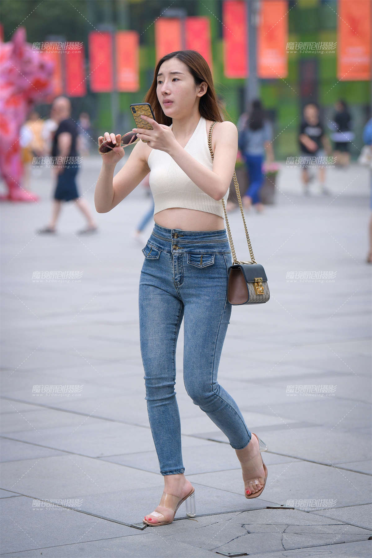 【街拍之魂赛帖】清新紧致蓝色牛仔裤-日更街拍