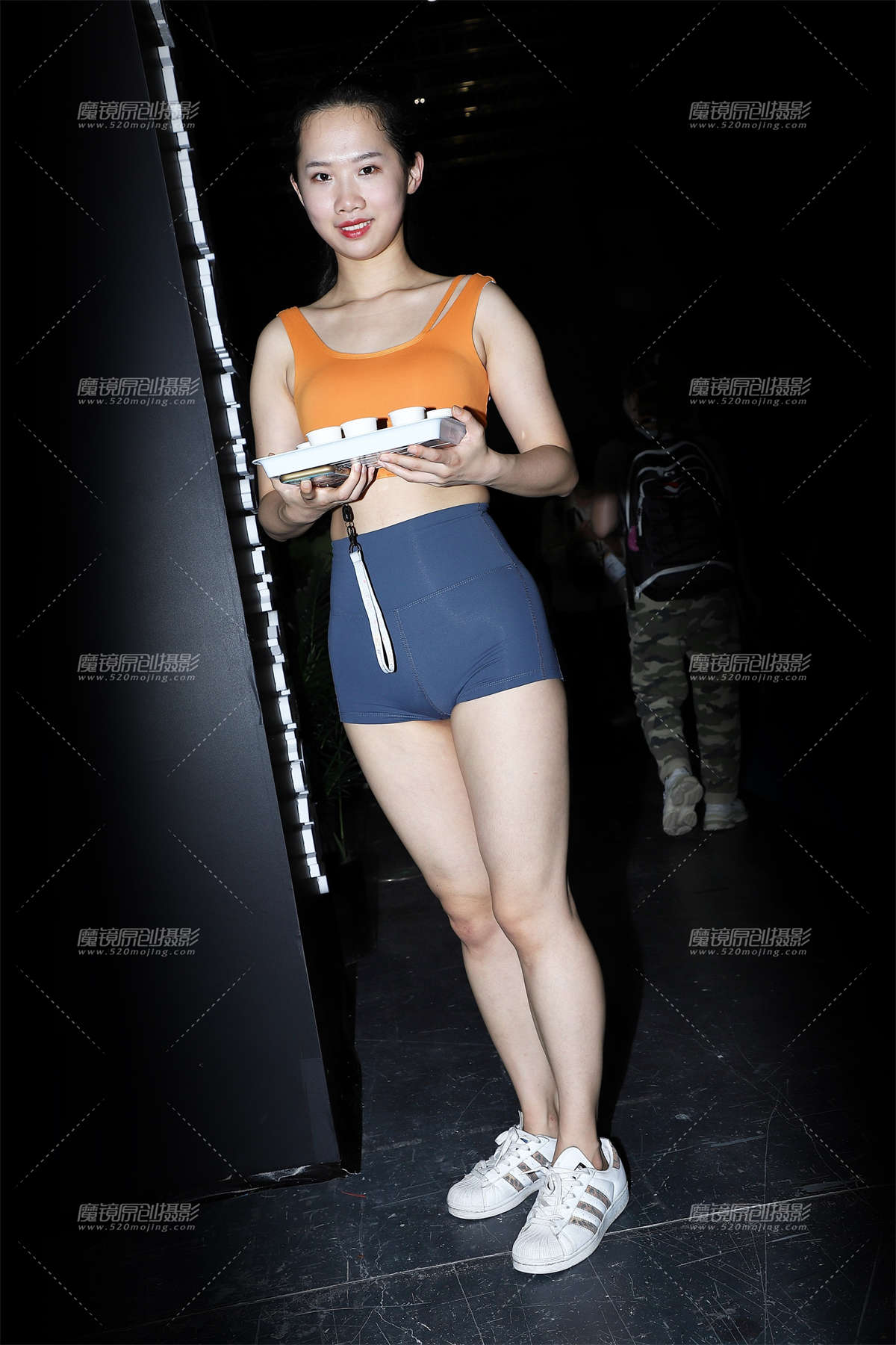 橘色小背心深色紧身运动短裤-日更街拍