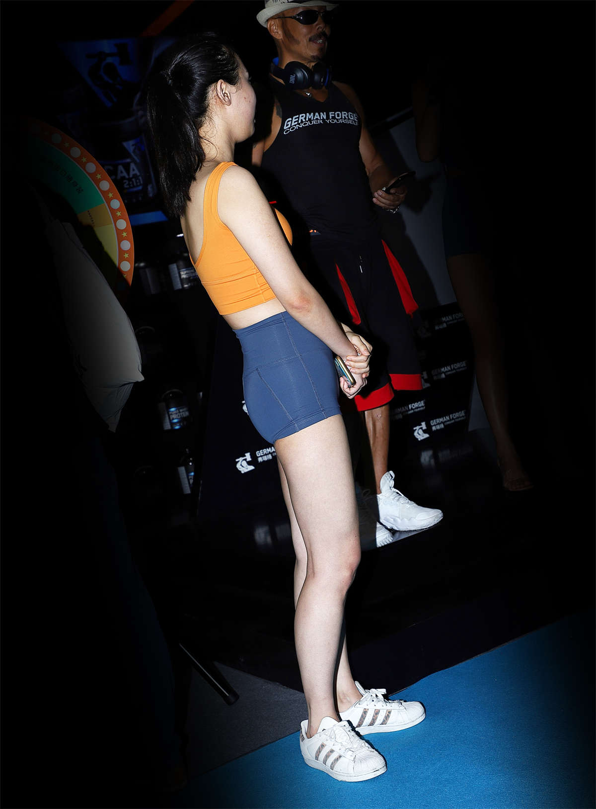 图片[2]-橘色小背心深色紧身运动短裤-日更街拍