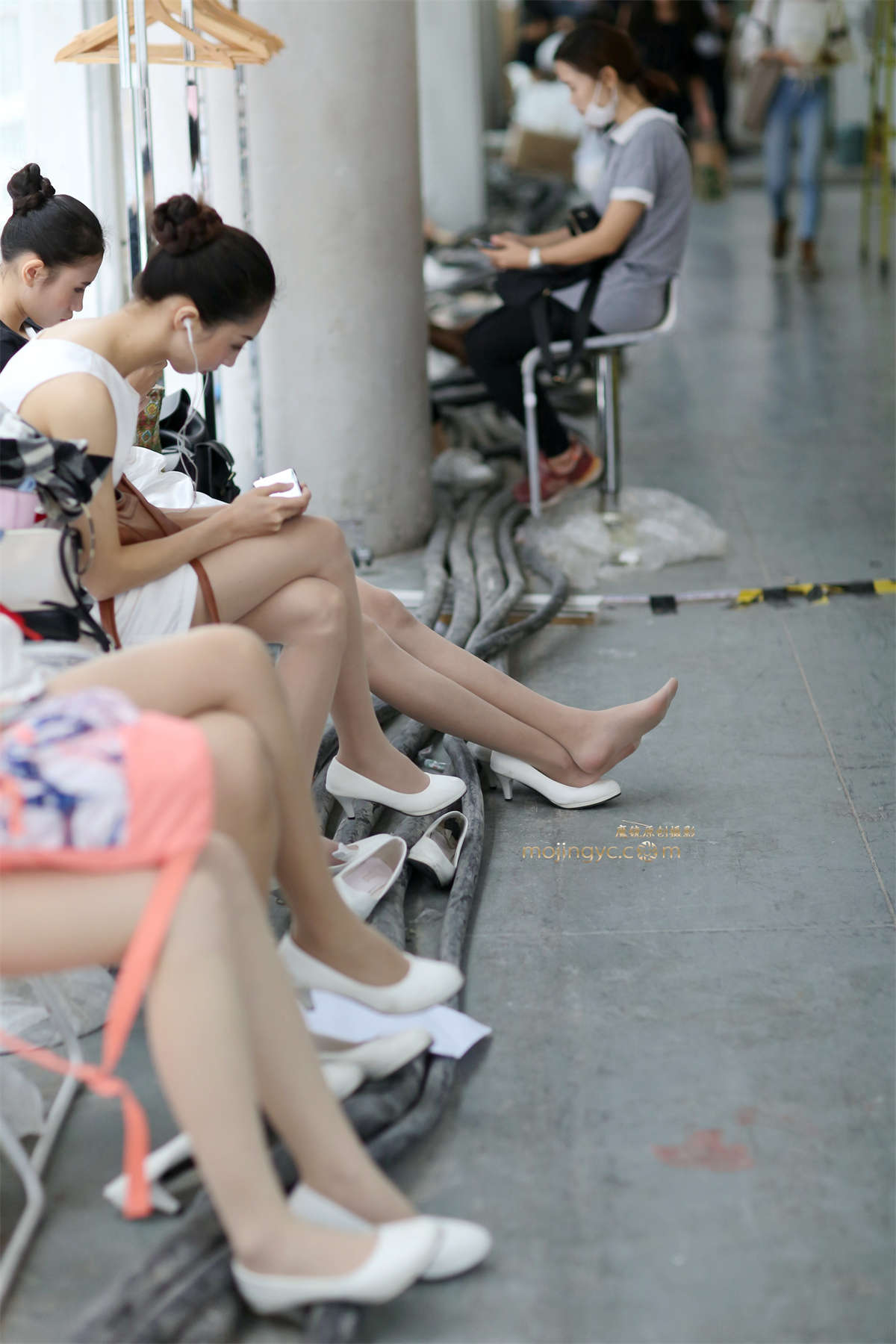 图片[2]-肉丝长腿礼仪在休息-日更街拍