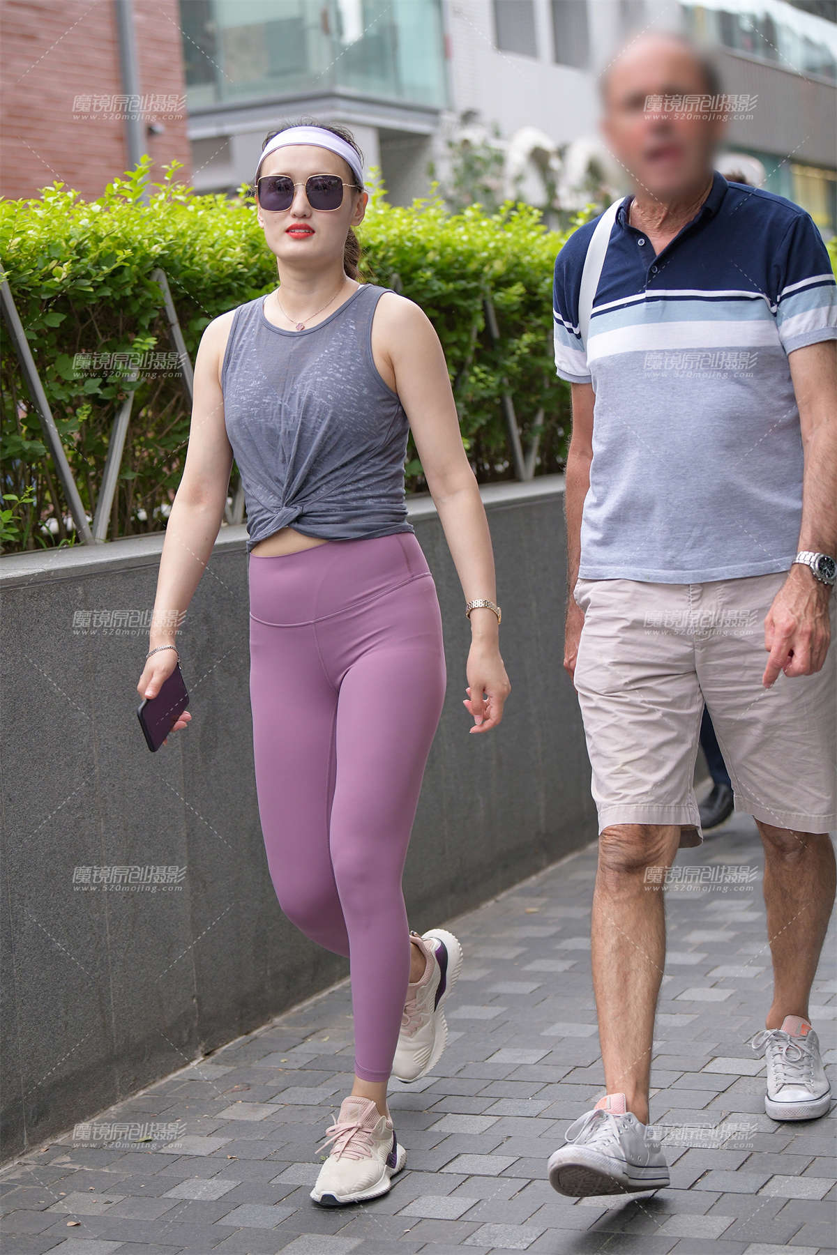 【街拍之魂赛帖】去买上衣的粉色紧身美妇-日更街拍