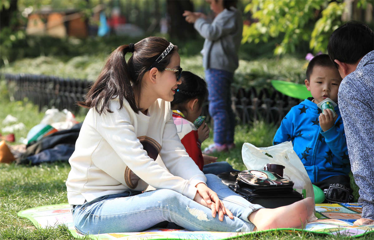 图片[2]-踏青公园街拍系列No.203 漂亮少妇的短肉丝已经够诱人，最后还有脱袜再穿的大招-日更街拍