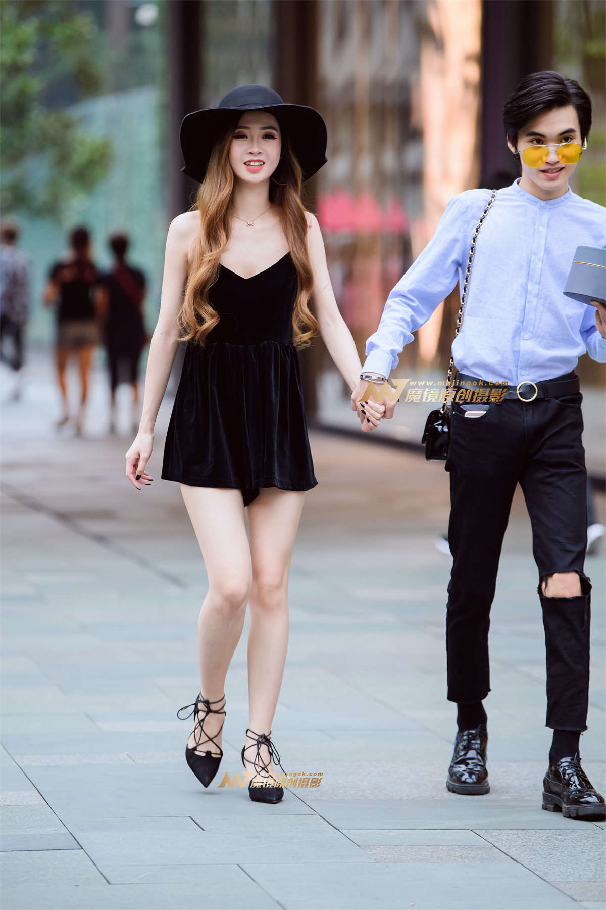 性感吊带短裙白皙长腿小姐姐【26P】-日更街拍