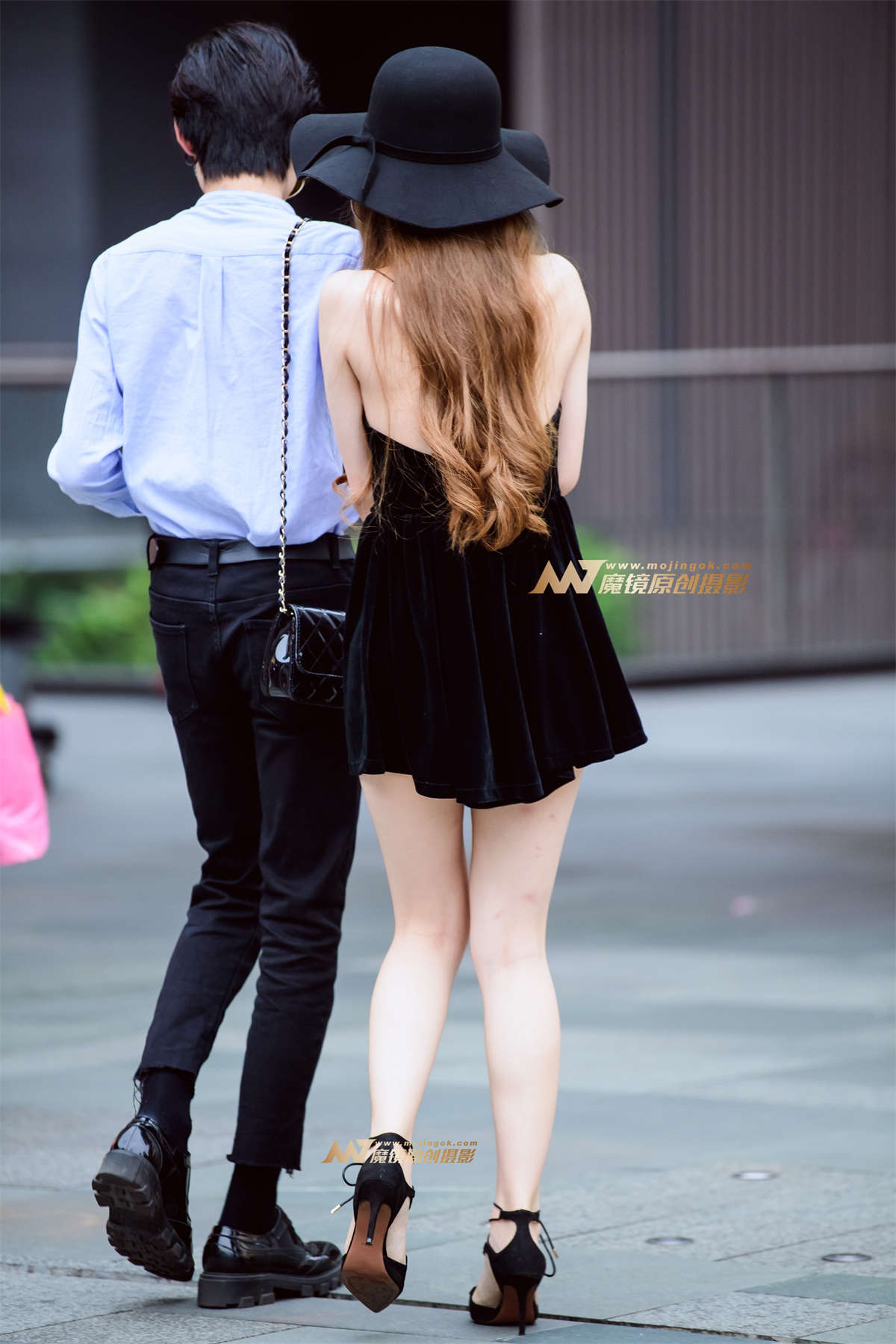 图片[2]-性感吊带短裙白皙长腿小姐姐【26P】-日更街拍