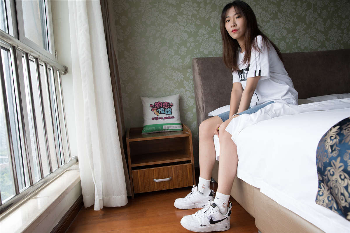 物恋传媒188期：elise-你给的爱，过去就不再来-日更街拍