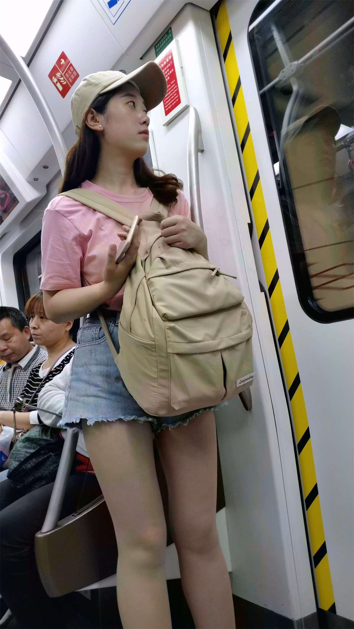 粉色T恤鸭舌帽牛仔短裤小姐姐-日更街拍