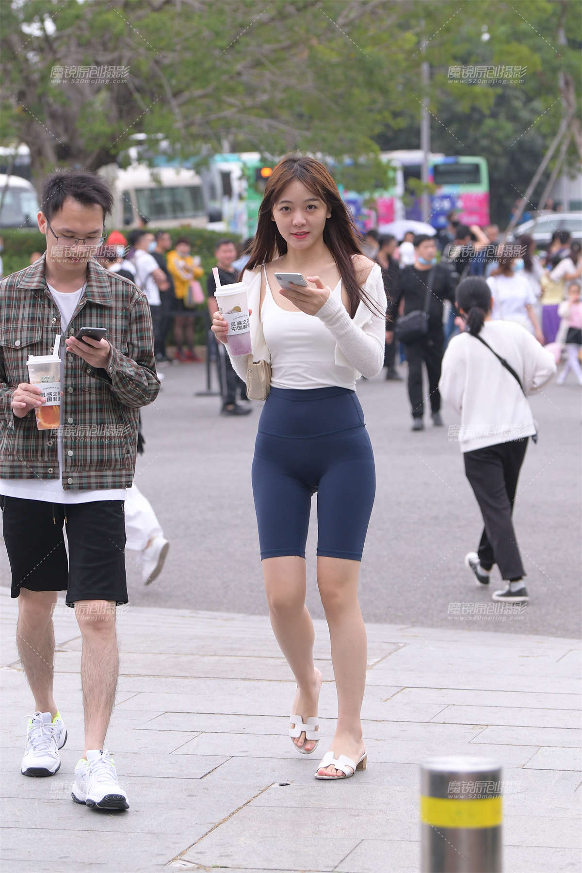 紧致五分裤的女友-日更街拍