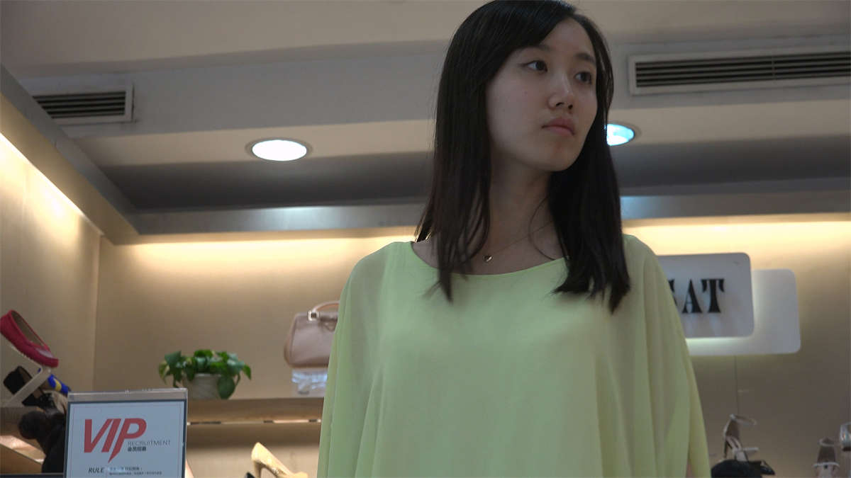 白嫩玉足温柔美女美爆了-日更街拍