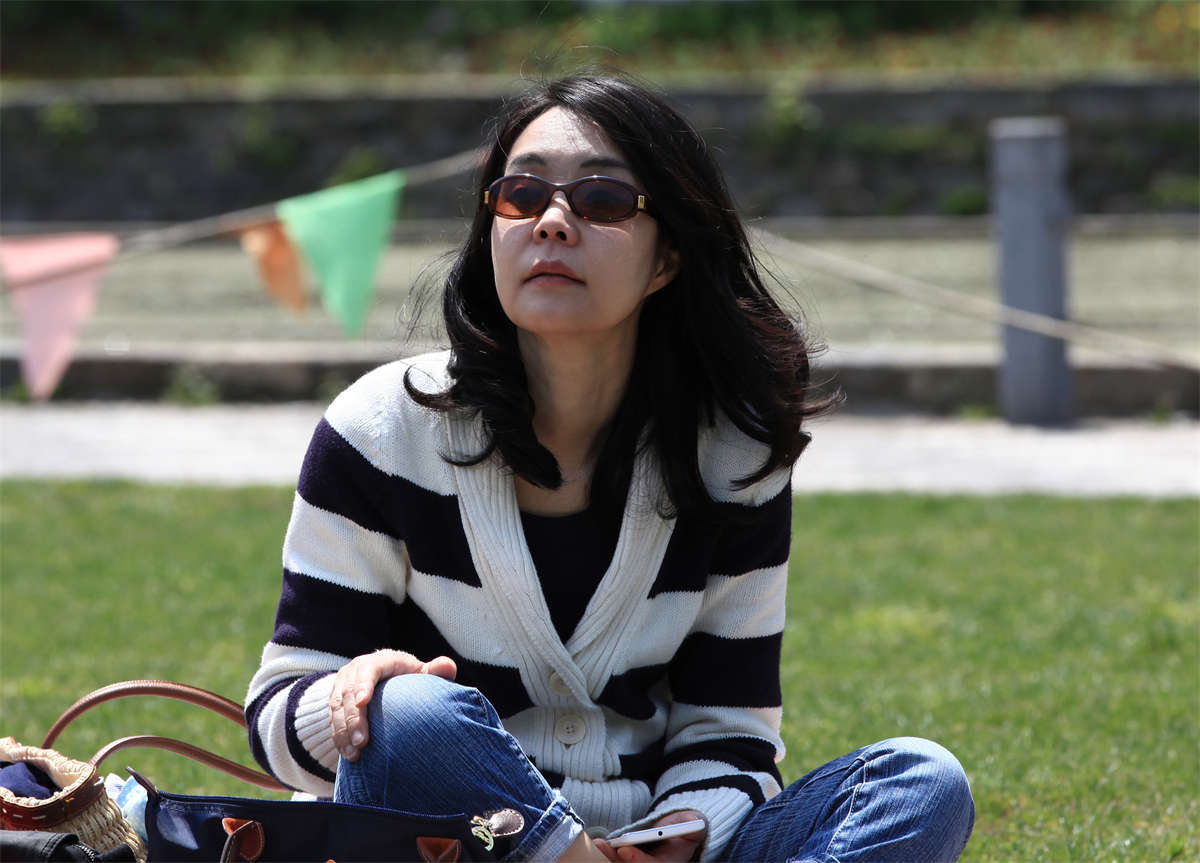 踏青公园街拍系列No.204 轻熟日本美妇的通透长丝-日更街拍