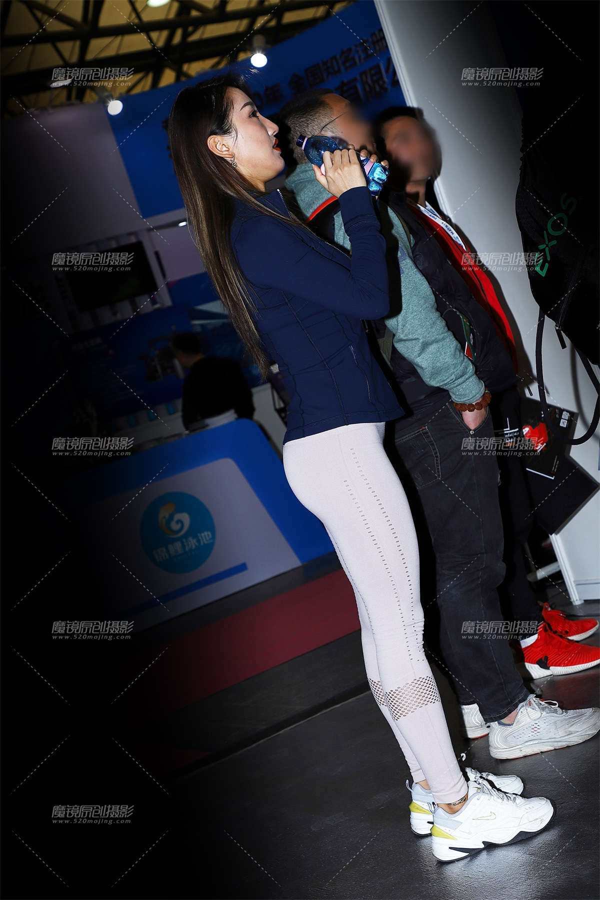 蓝衣浅色紧身运动裤美女-日更街拍