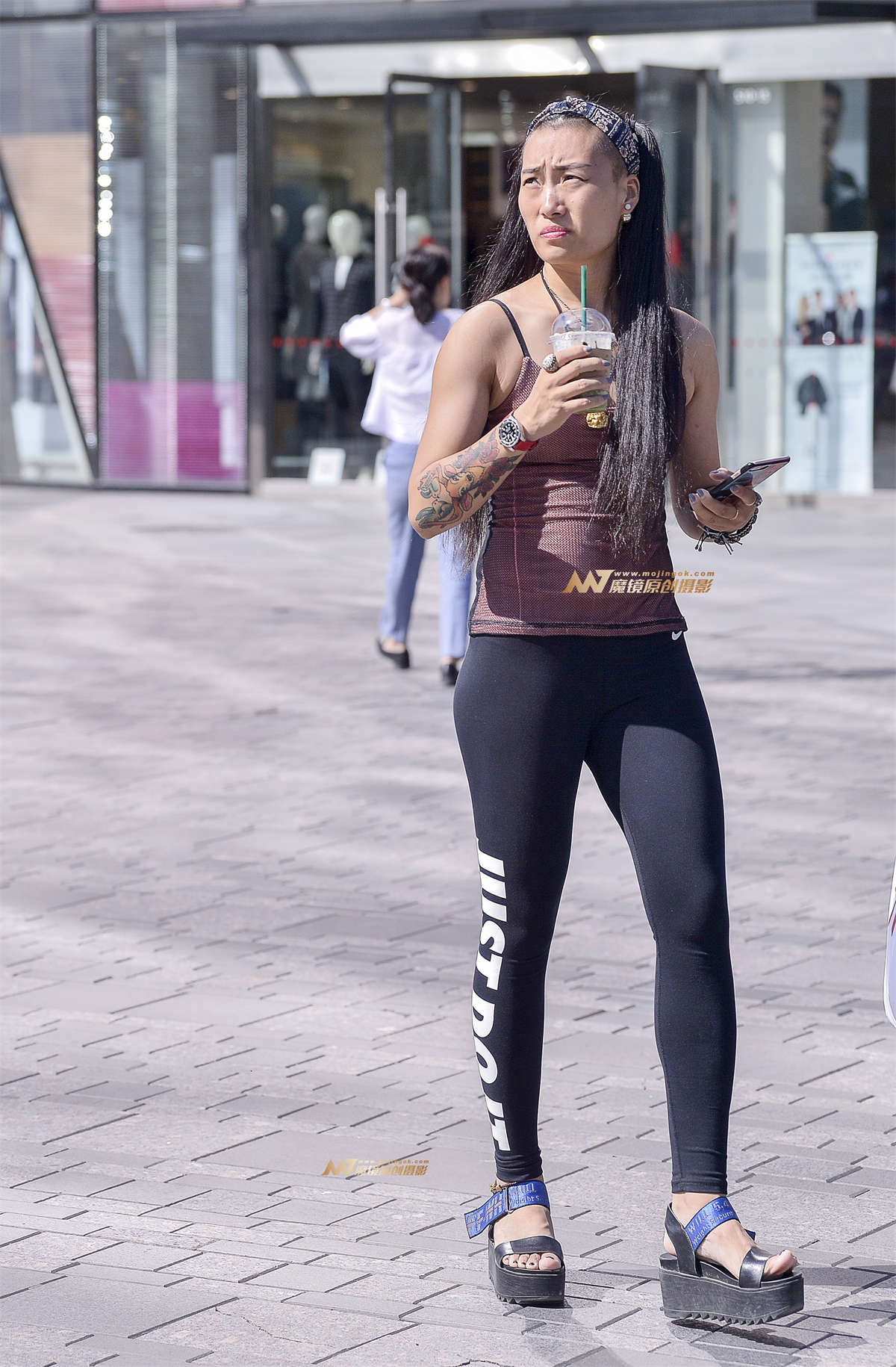 美女拥有健美性感魔鬼身材-日更街拍