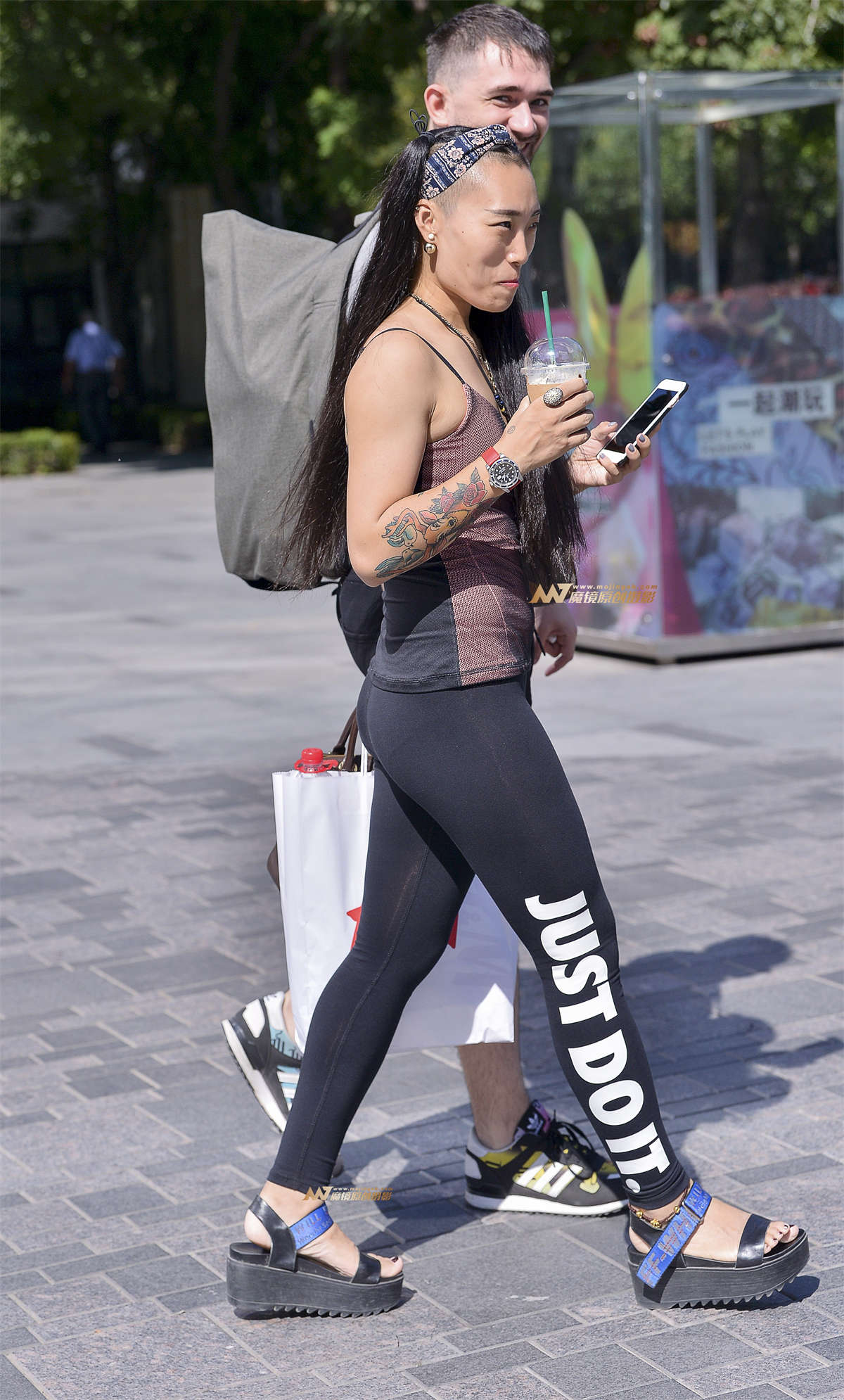 图片[2]-美女拥有健美性感魔鬼身材-日更街拍