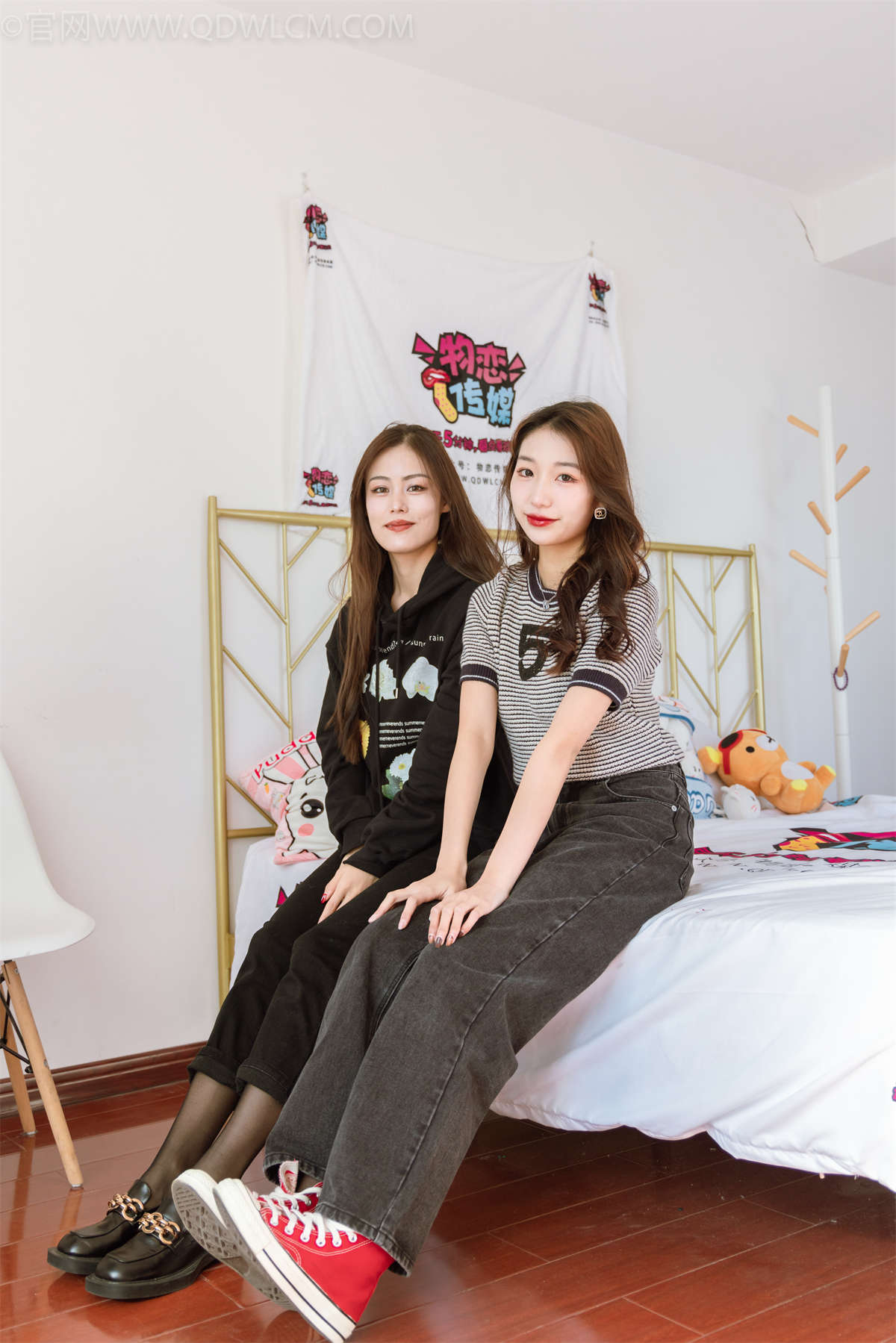 图片[2]-物恋传媒 NO.1015 闺蜜-瞳孔中的你-日更街拍