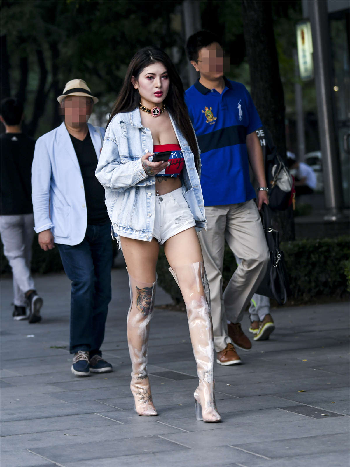 美胸热裤长腿透明高靴美女风骚性感迷人-日更街拍