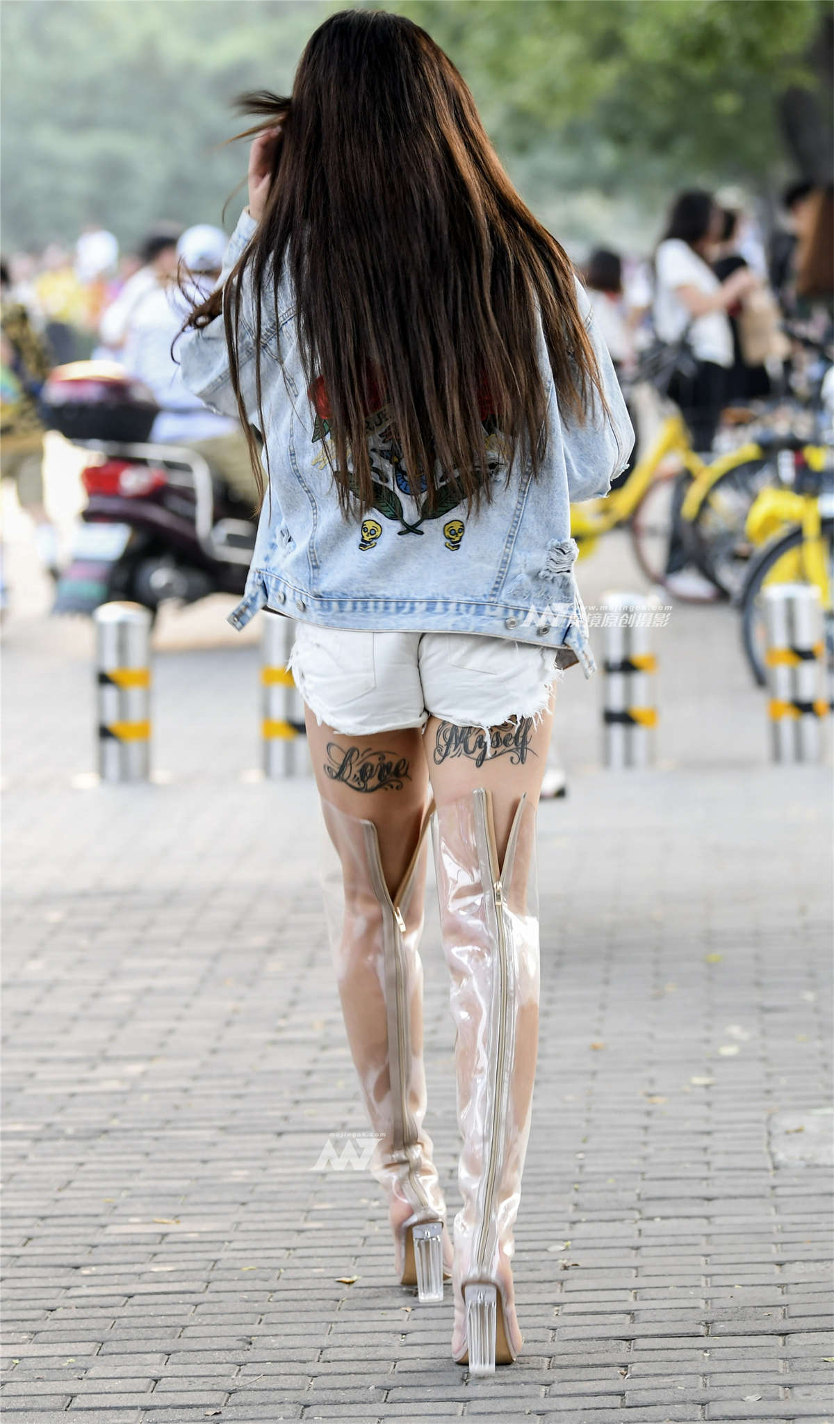 图片[2]-美胸热裤长腿透明高靴美女风骚性感迷人-日更街拍