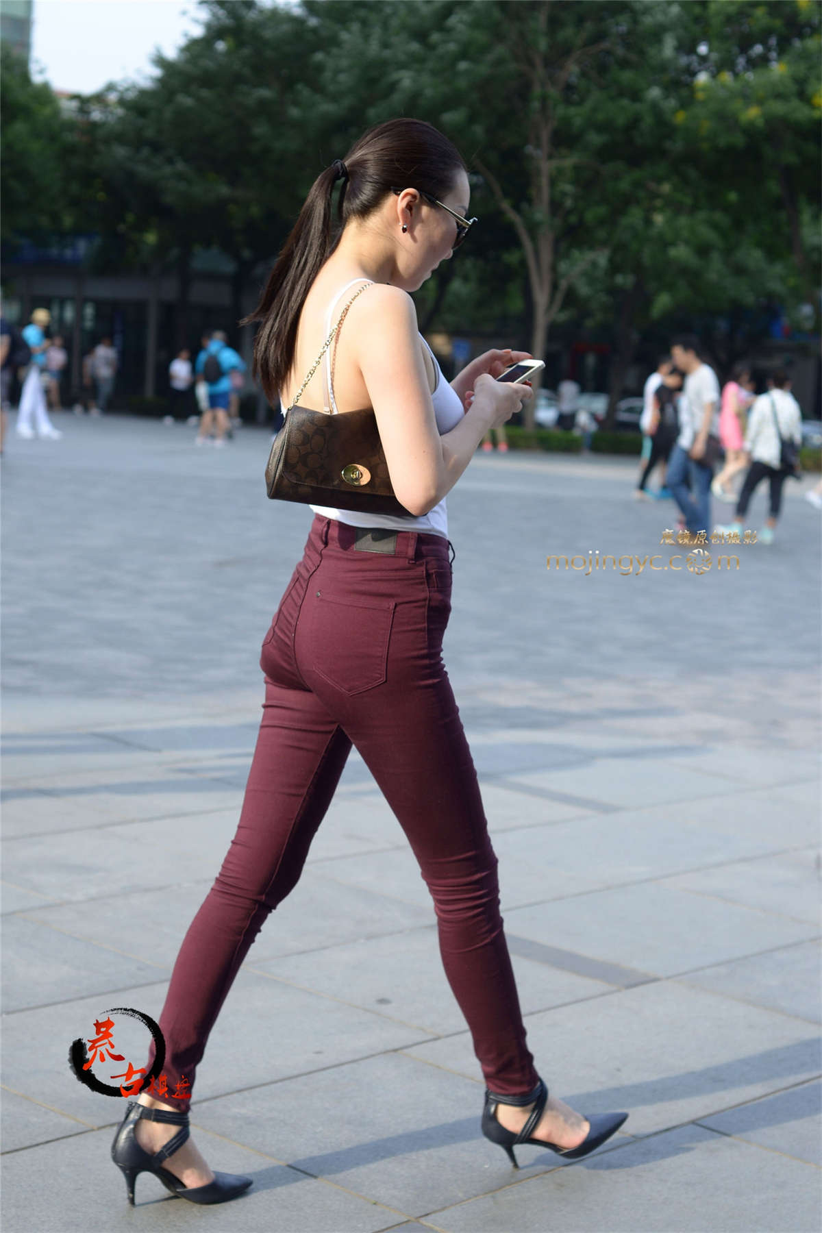 8-8 紧绷的一身-日更街拍