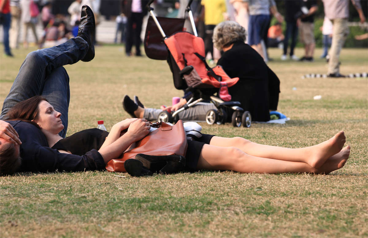 图片[2]-踏青公园街拍系列No.206 外国美女的长腿穿上薄丝会是什么感觉-日更街拍