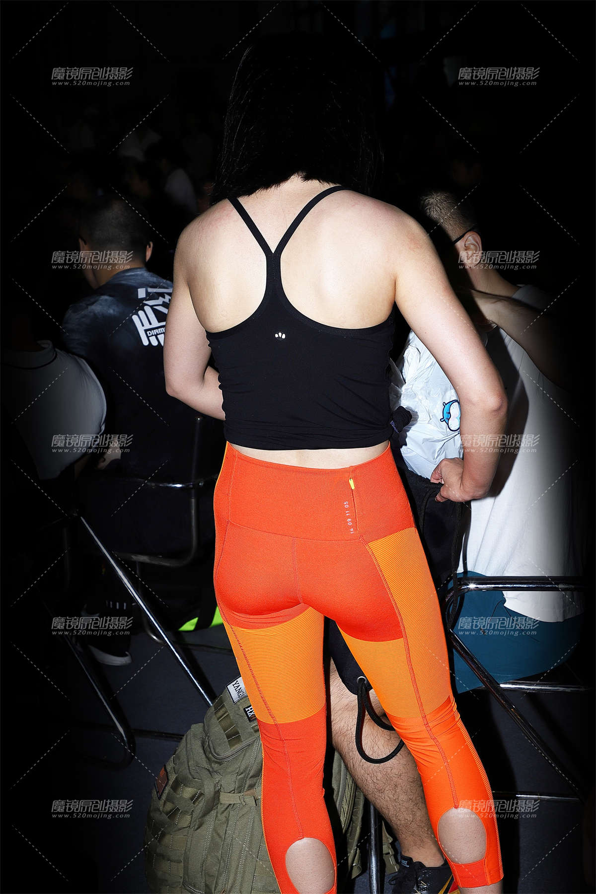 图片[2]-亮眼的橘色-日更街拍