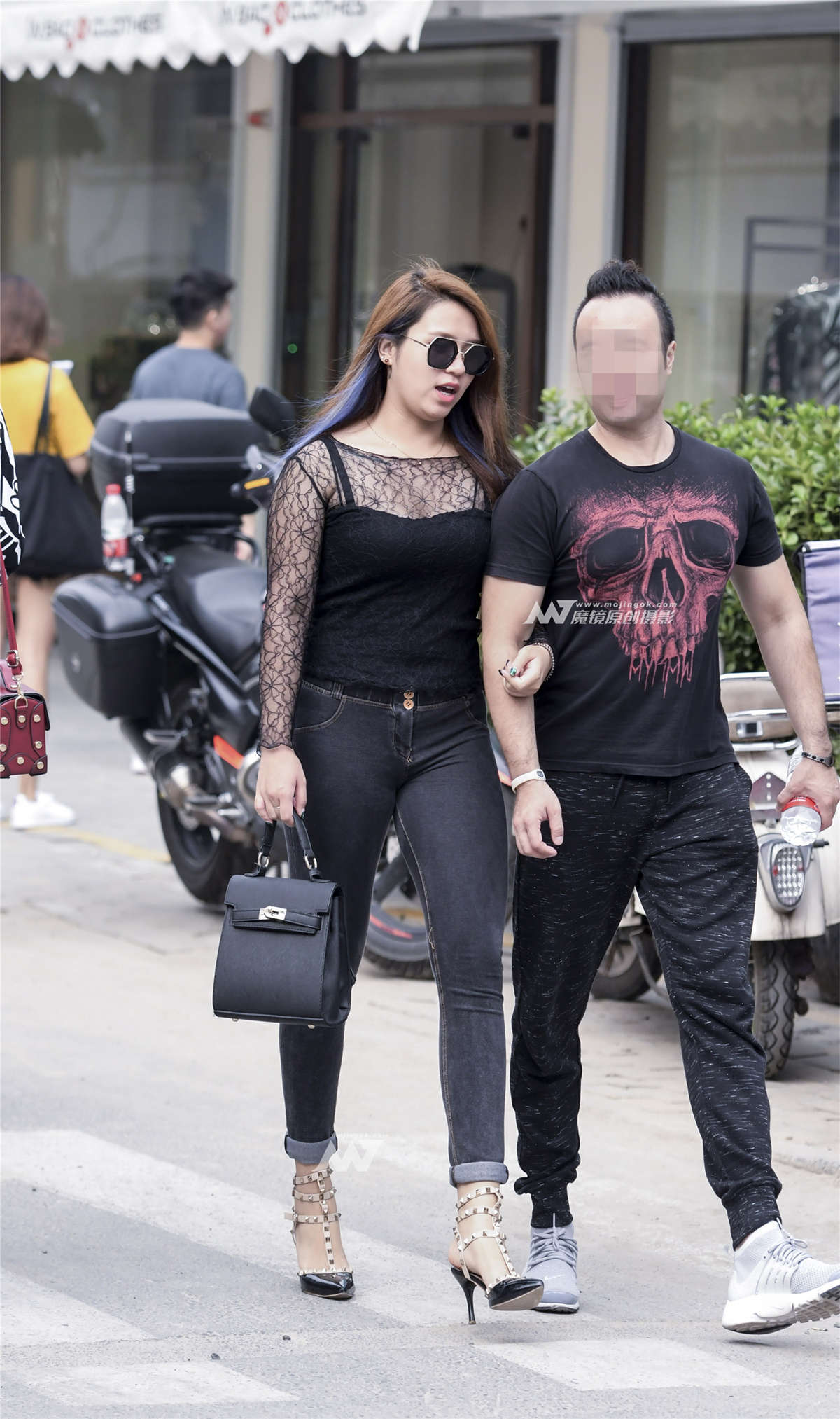 蜜桃型牛仔裤包裹出性感美臀-日更街拍