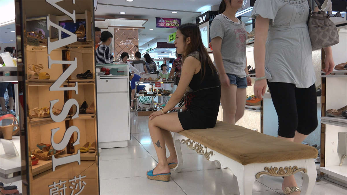 图片[2]-试鞋的包臀短裙少妇-日更街拍