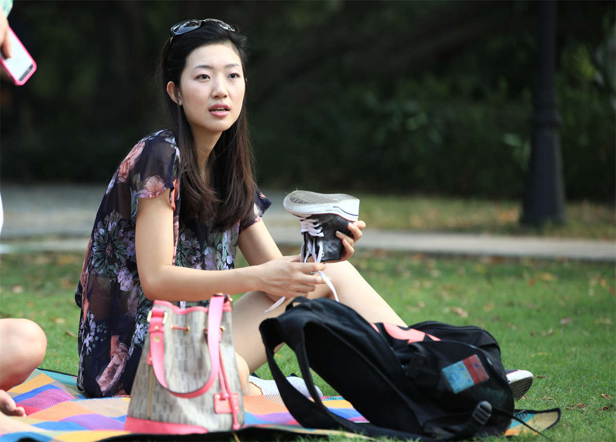 图片[2]-踏青公园街拍系列No.207 为何对着棉袜也能狂拍？只因女孩太美-日更街拍