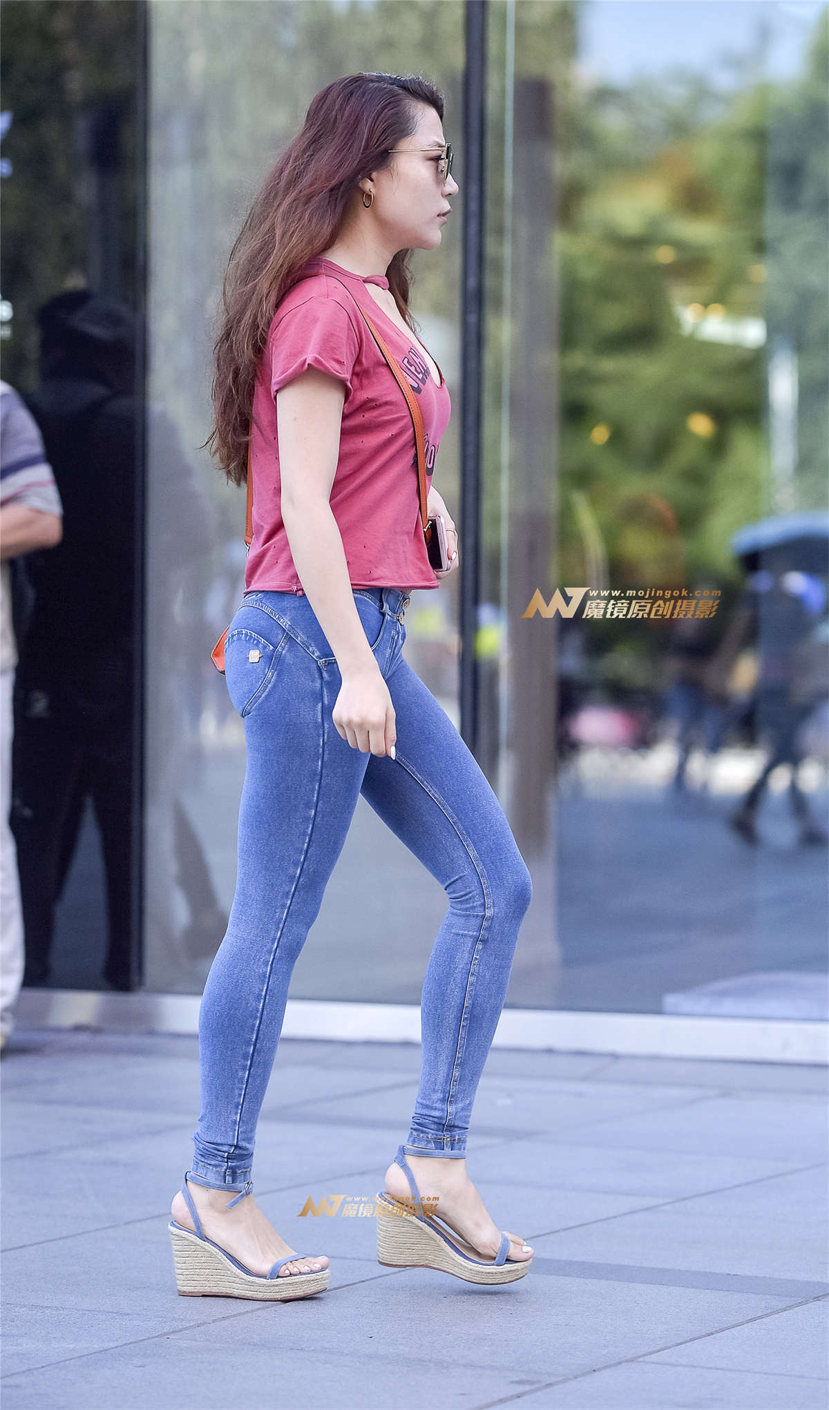 魔鬼牛仔抱出极品美臀-日更街拍