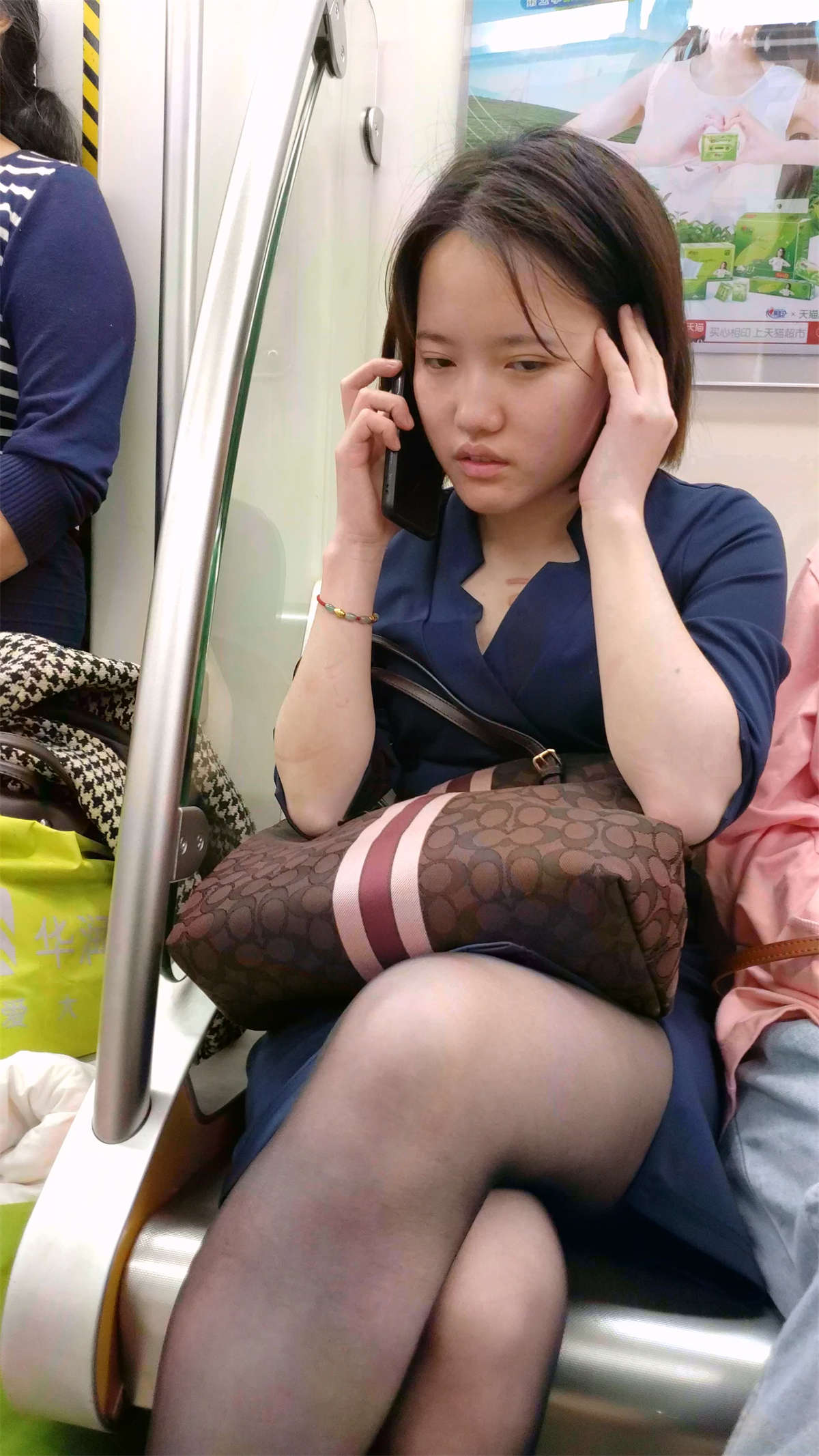 图片[2]-银白色高跟美腿-日更街拍