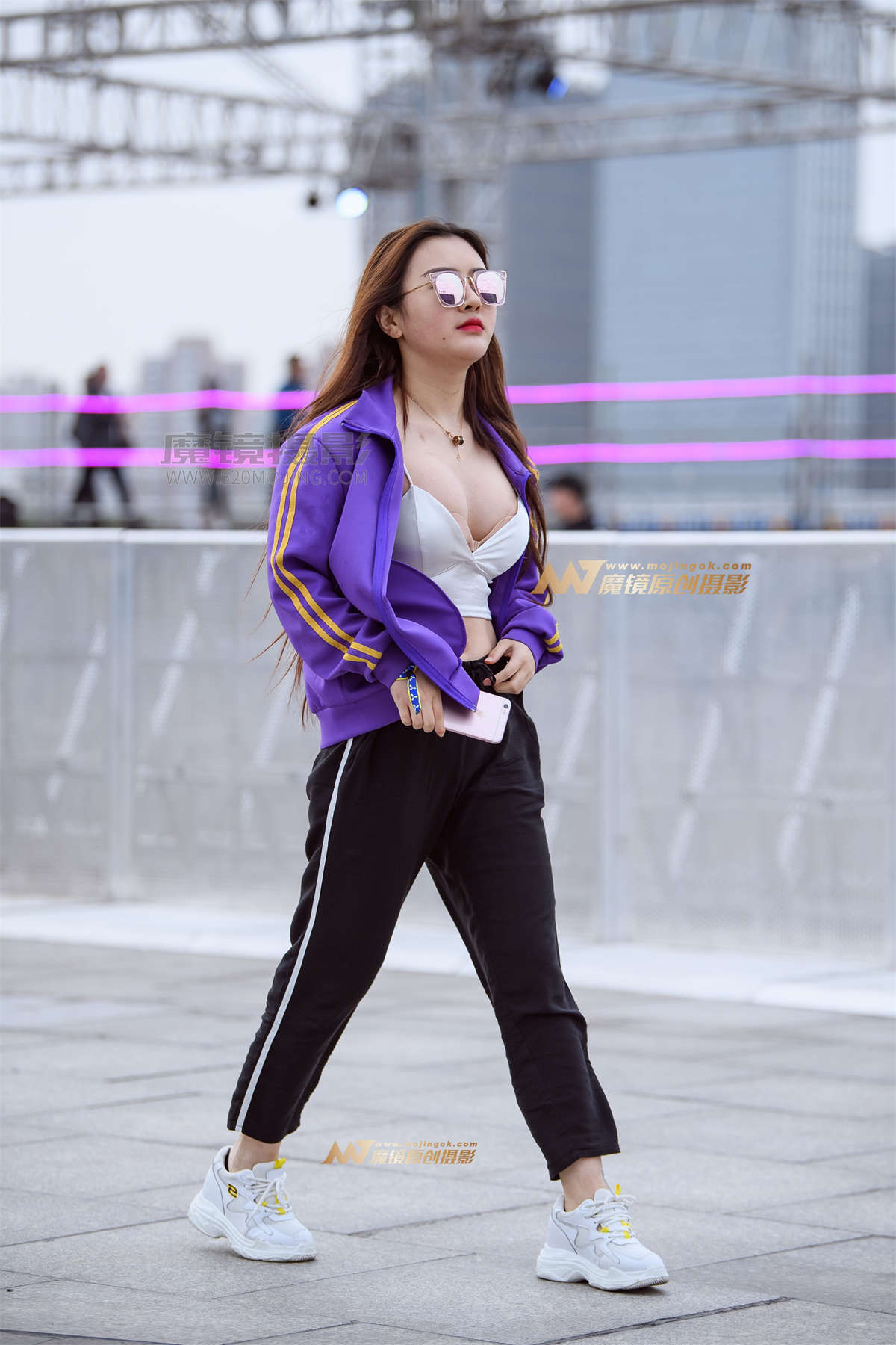 【久久赛帖】低胸装阳光美女-日更街拍